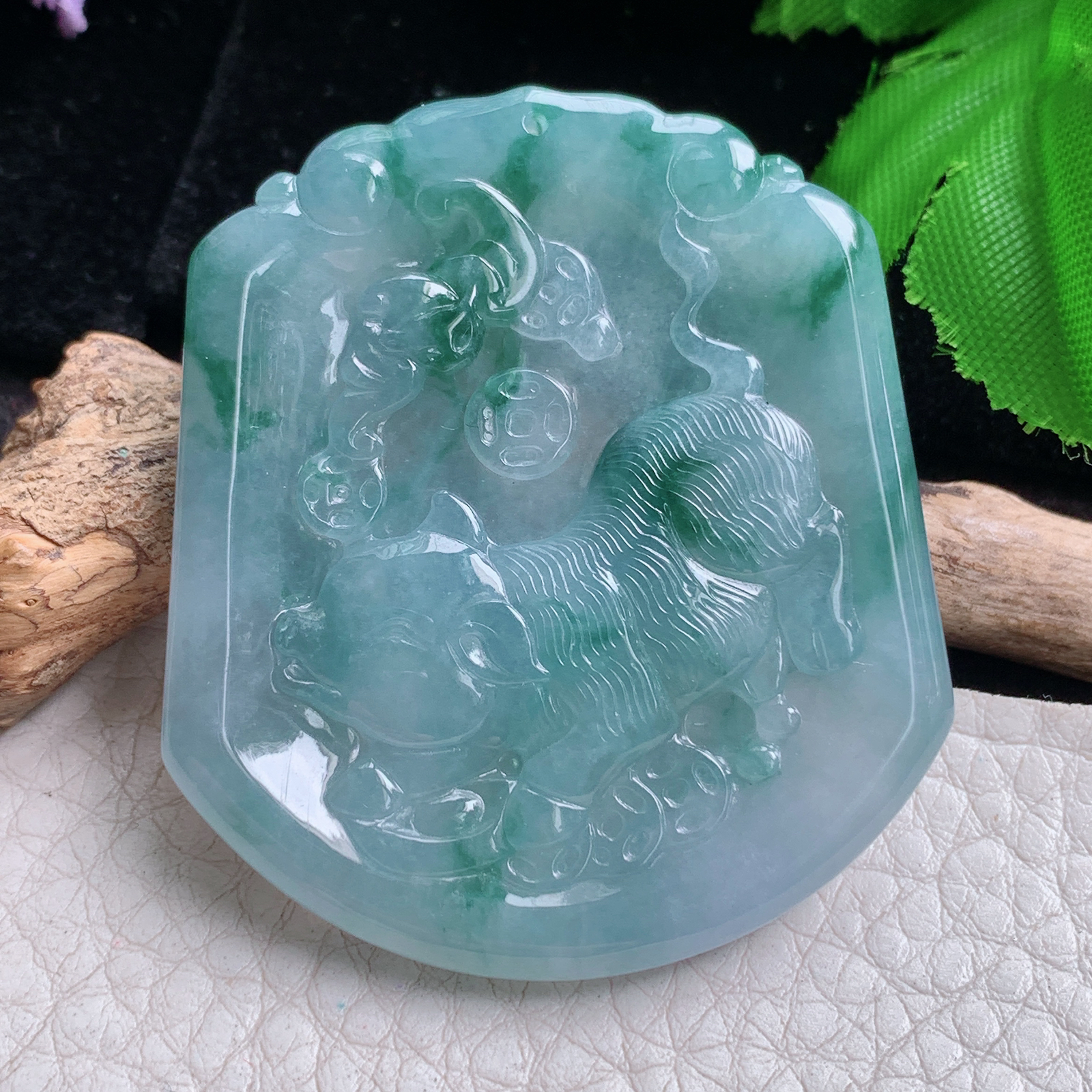 ktj实拍49.5*43.8*4.8缅甸翡翠a货精雕冰飘花招财猪 生肖猪玉吊坠