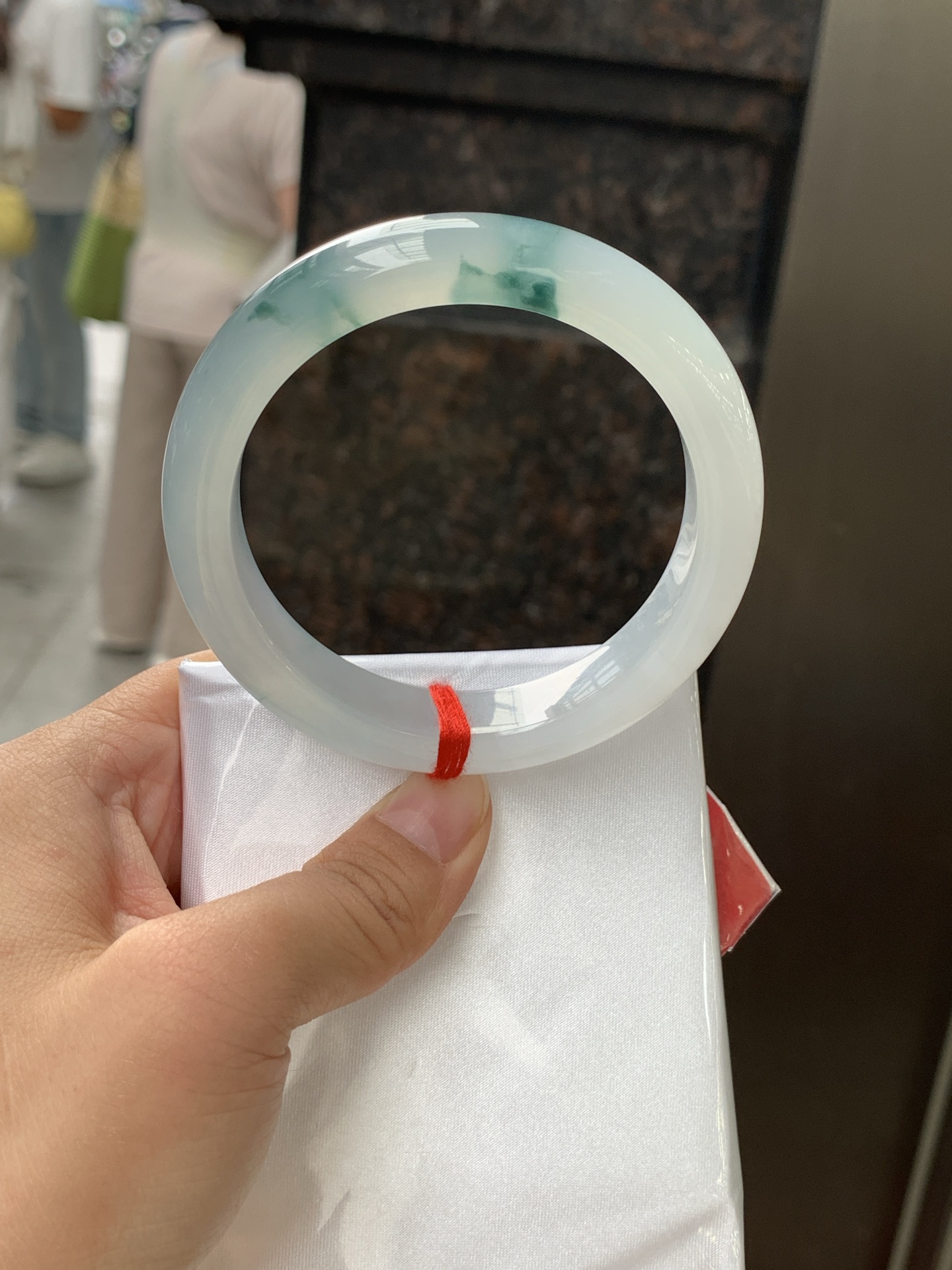 冰飘花正圈 58.2-12.6-9 0628-N1102-1 打灯纹裂，底妆胶润细腻，冰底中开出了朵朵兰花，飘花灵动飘逸，勾勒出一幅唯美诗意的山水意境画，古典优雅又秀气