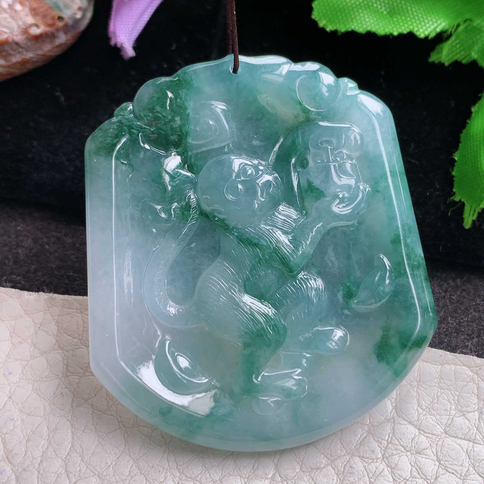 ktj实拍50.5*44.5*4.6缅甸翡翠a货精雕冰飘花灵猴抱寿桃 生肖猴玉吊坠