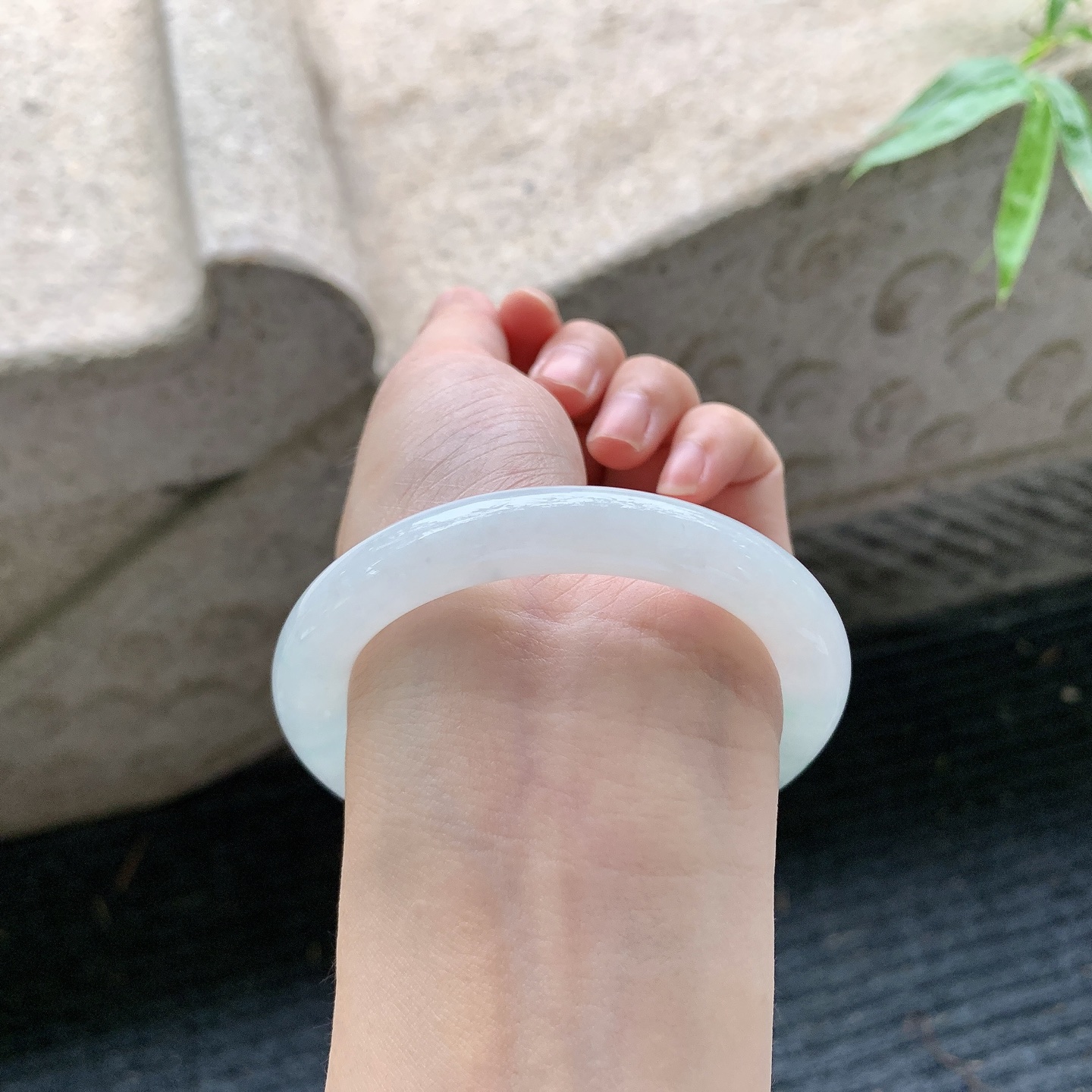 圆条54 55【圈口】54.8/10.2/9.7【编码】C5062825【描述】糯冰飘花，水润，种老，细腻，无裂