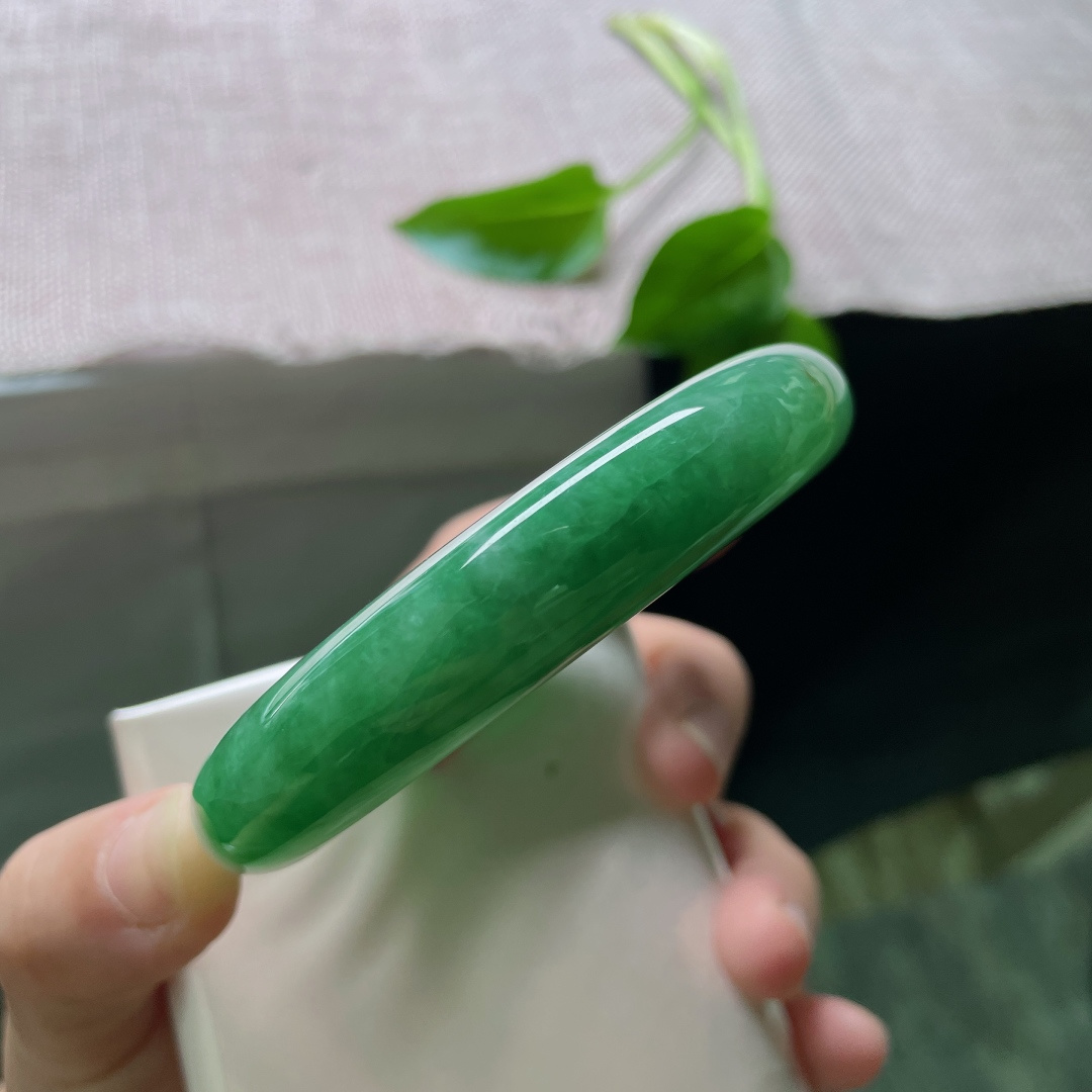 61.1/13.8/10.5，满绿正圈，大圈口，如深潭碧波，静水深流。洒金招财进宝。皮纹，ss49959a