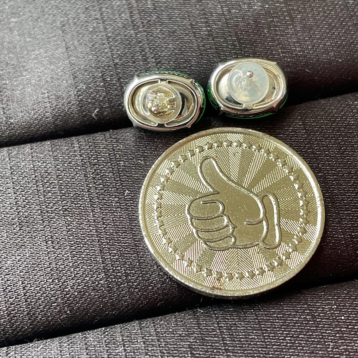 ️阳绿耳钉，色辣，18k金镶嵌，饱满水润，无裂，裸石尺寸11.6/8.5/5.5编码0627好数字