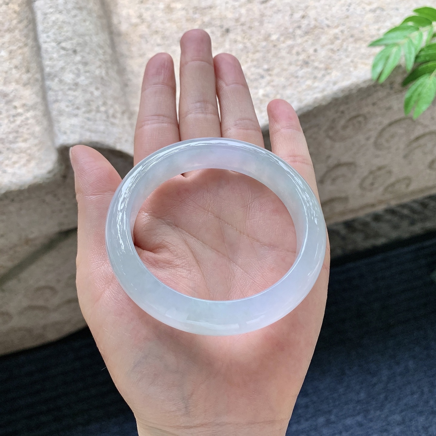 正圈55 56【圈口】55.9/12.8/8.4【编码】C5062826【描述】淡椿彩，水润，种老，细腻，有絮线