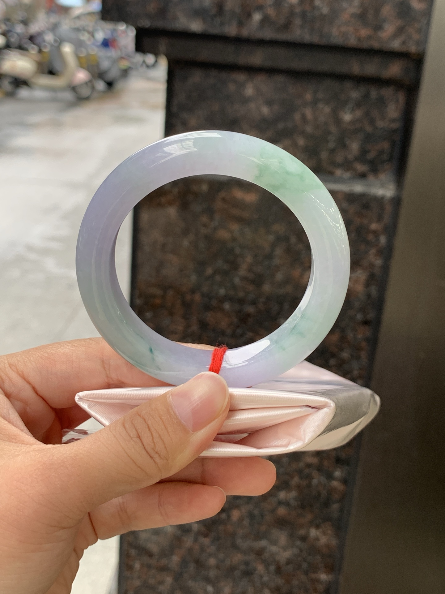 春彩正圈 0628-N930-13 淡紫底色交织果绿底色，底妆细腻温润，色泽自然柔和，一镯双色，韵味独特，日常佩戴超显气质。