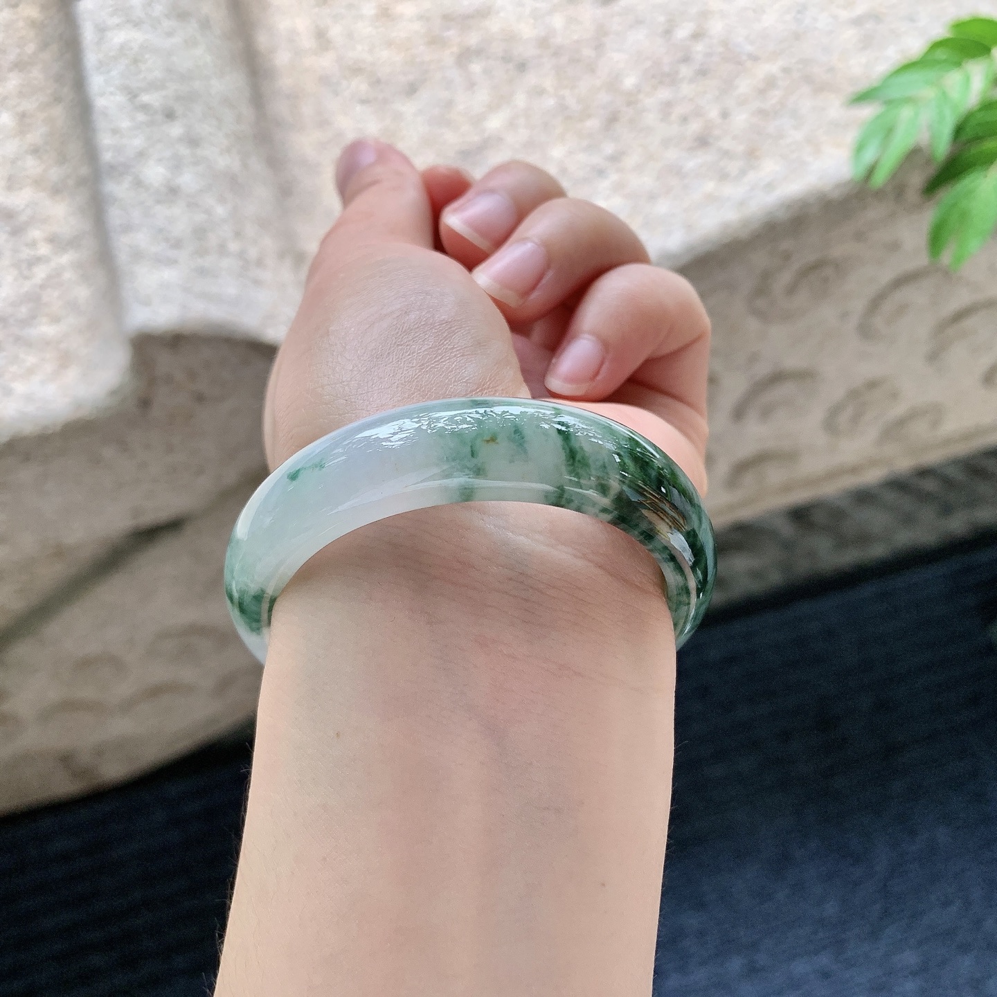 贵妃54 55 圈口55.2/49.8/12.8/7.4 编码WW062816 描述细糯飘花，水润，种老，细腻，无裂