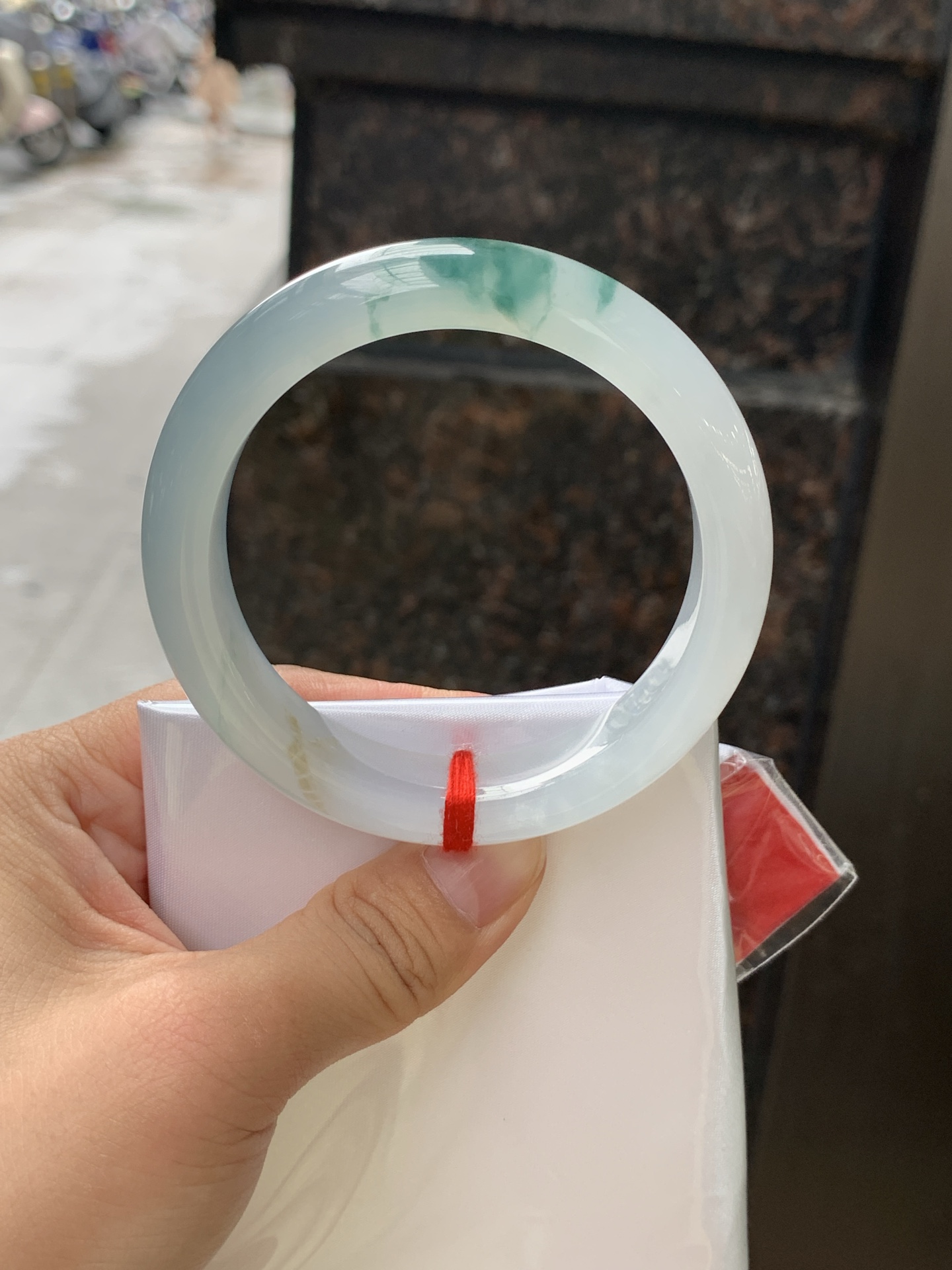 冰飘花正圈 56.5-12.4-8.6 0628-N1102-2 打灯纹裂，底妆胶润细腻，冰底中开出了朵朵兰花，飘花灵动飘逸，勾勒出一幅唯美诗意的山水意境画，古典优雅又秀气