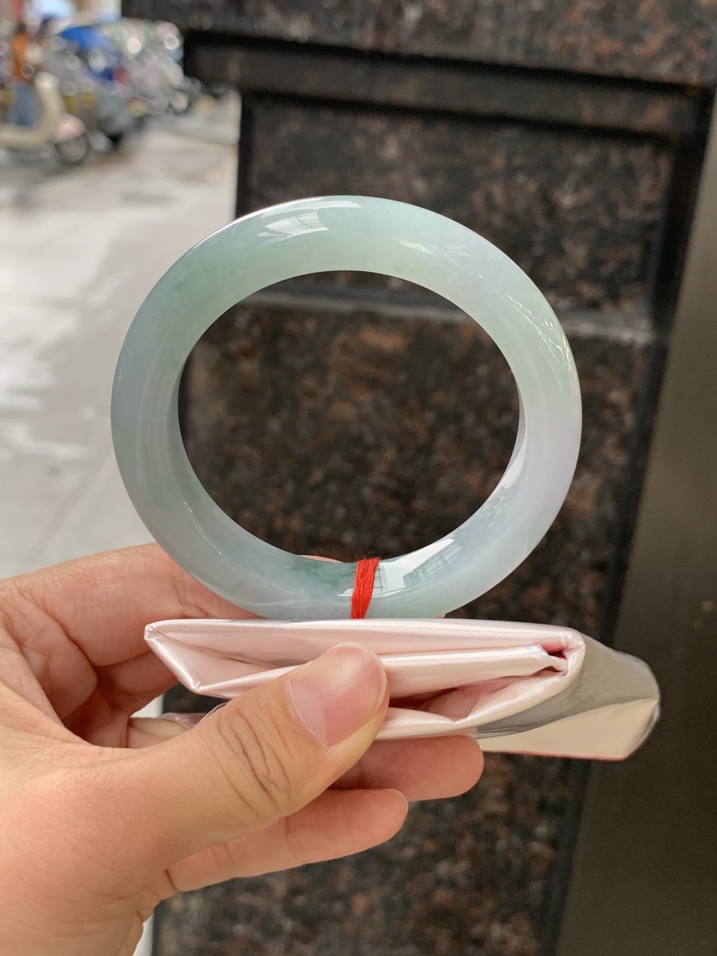 春彩正圈 56.4-12.2-9.7 0628-N930-14 淡紫底色交织果绿底色，底妆细腻温润，色泽自然柔和，一镯双色，韵味独特，日常佩戴超显气质。