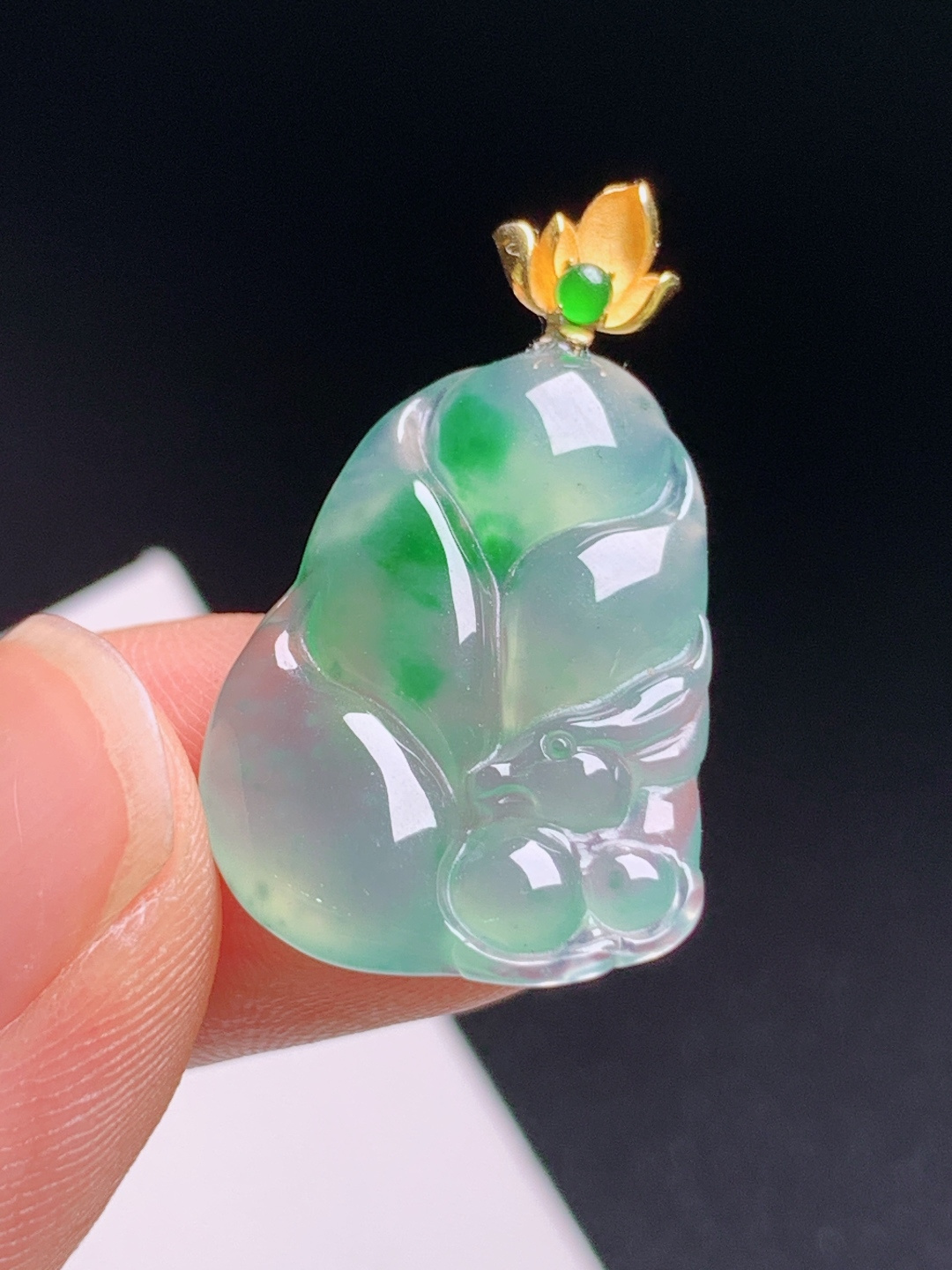 ️ 冰种飘绿九尾狐吊坠，冰透飘翠雕工细腻，金莲花扣温柔雅致 5306