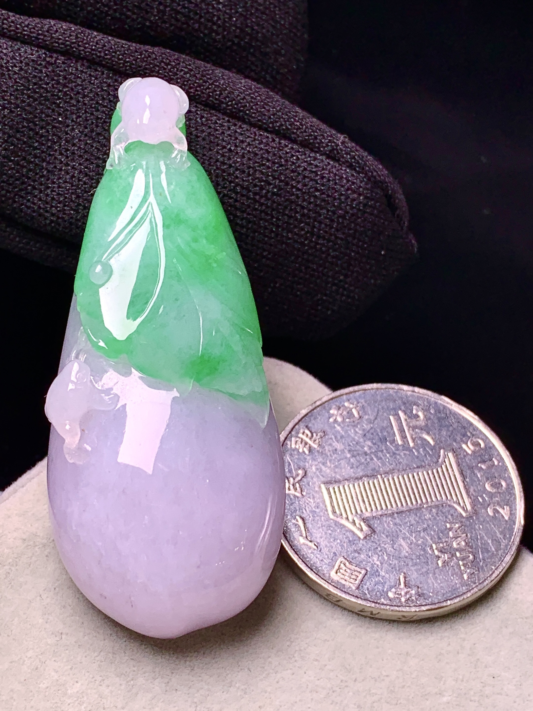 飘绿兰花吊坠 玉质细腻 色泽艳丽清新 整体尺寸50.8*21.5*13.3 w