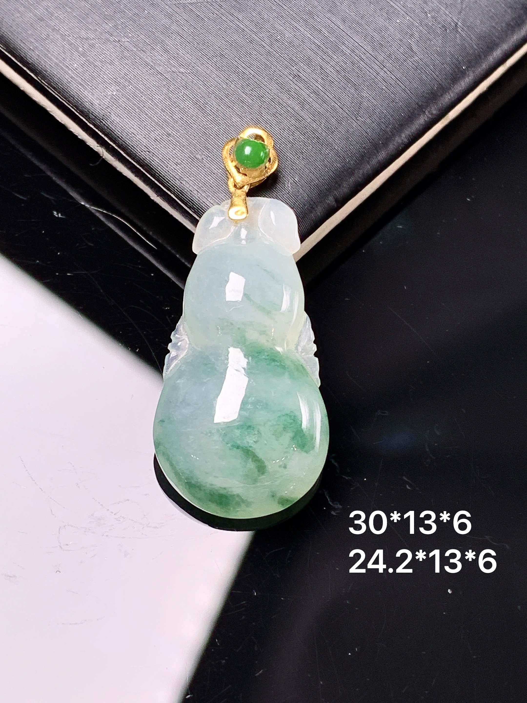 18k金镶嵌飘绿葫芦吊坠 玉质细腻 色泽艳丽清新 整体尺寸30*13*6 h3