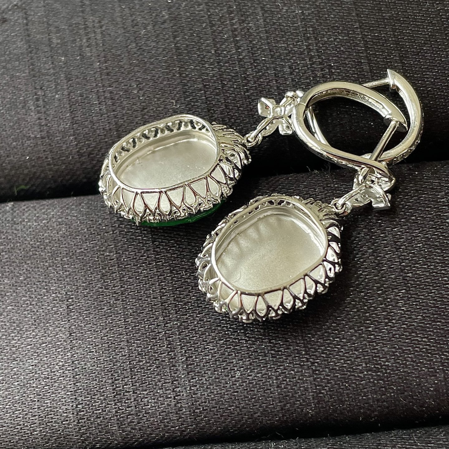 ️缅料高冰阳绿叶子耳坠，色辣，18k金镶嵌，饱满水润，无裂，裸石尺寸12.4/10/3.5--35.7编码0627好数字