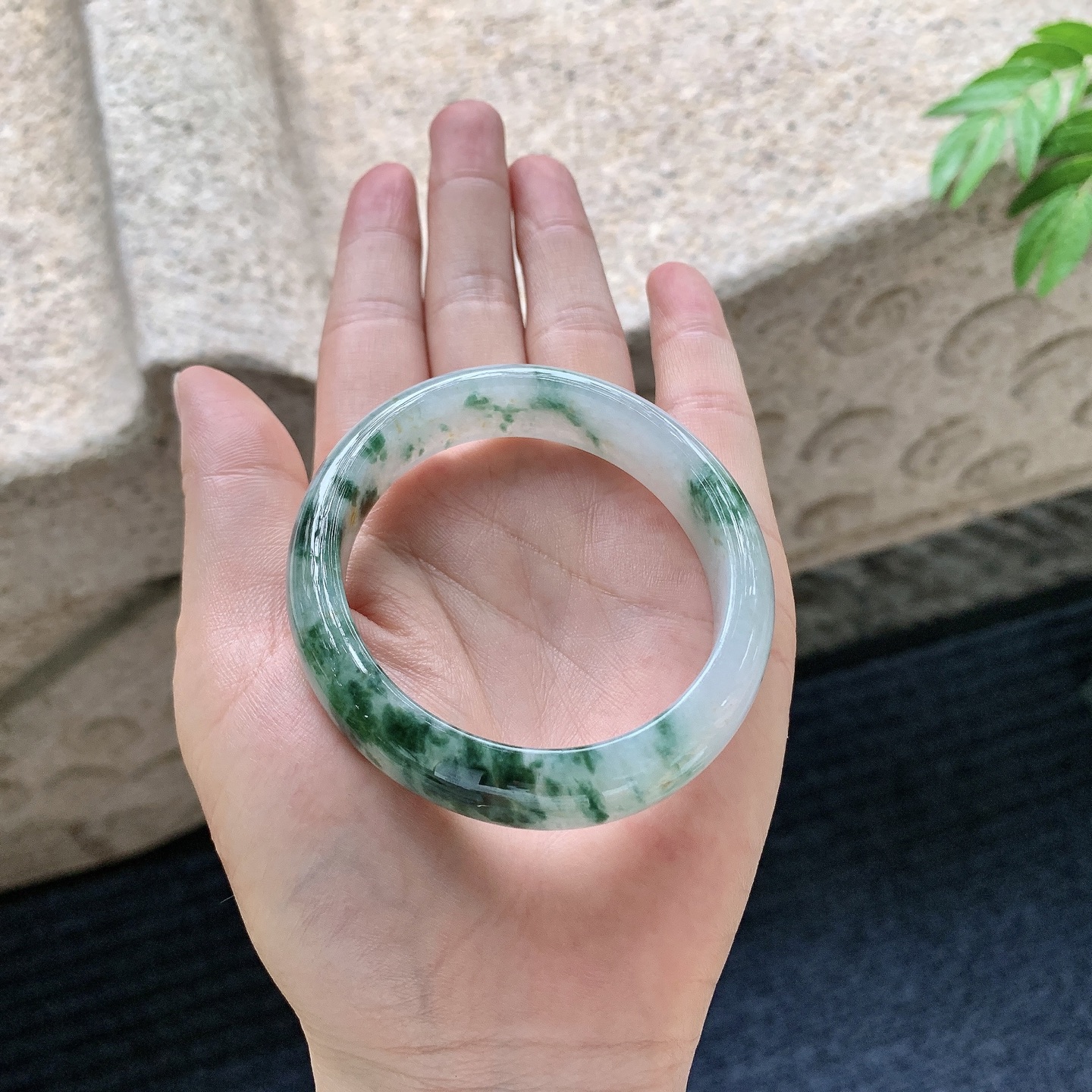 贵妃54 55 圈口55.2/49.8/12.8/7.4 编码WW062816 描述细糯飘花，水润，种老，细腻，无裂