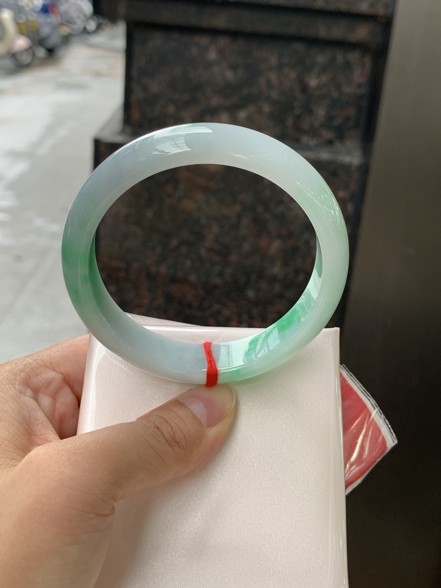 飘阳绿正圈 59.2-14.2-7.5 0628-SJ-126 无裂，飘阳绿花，鲜艳得像新冒头的嫩芽，灵动清新，即柔和又充满生机。