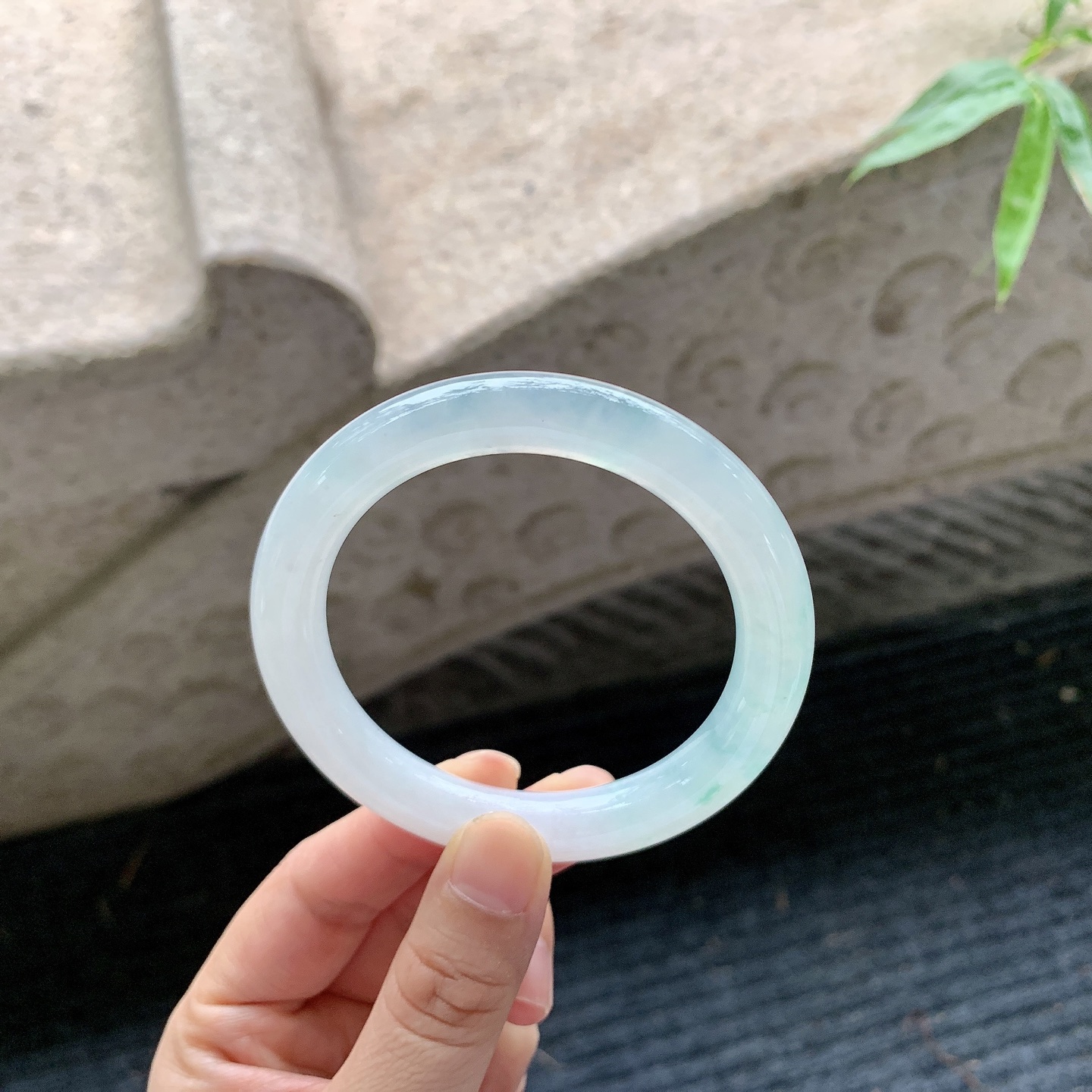 圆条54 55【圈口】54.8/10.2/9.7【编码】C5062825【描述】糯冰飘花，水润，种老，细腻，无裂