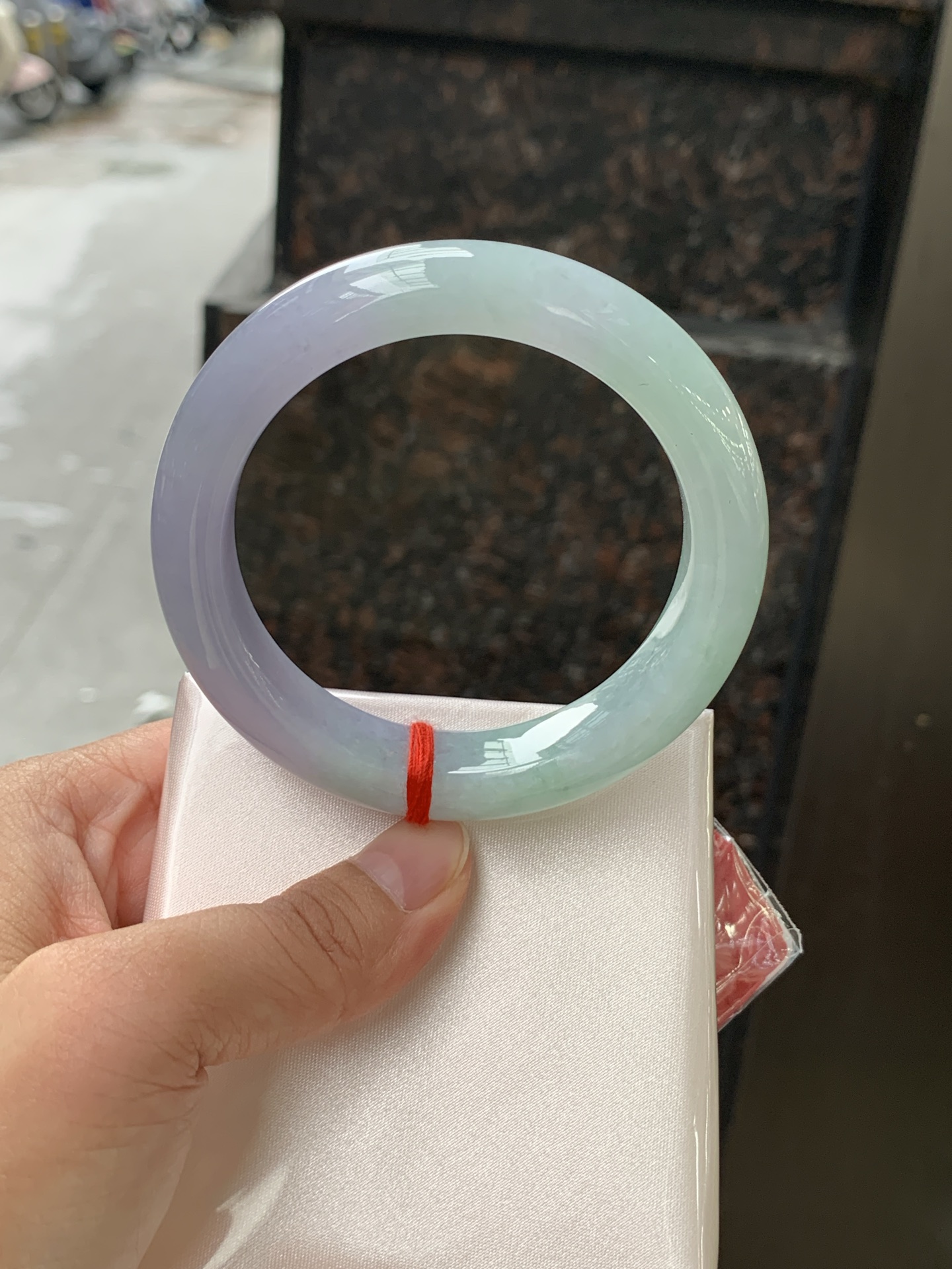 春彩正圈 0628-N930-10 无裂，淡紫底色交织果绿底色，底妆细腻温润，色泽自然柔和，一镯双色，韵味独特，日常佩戴超显气质。
