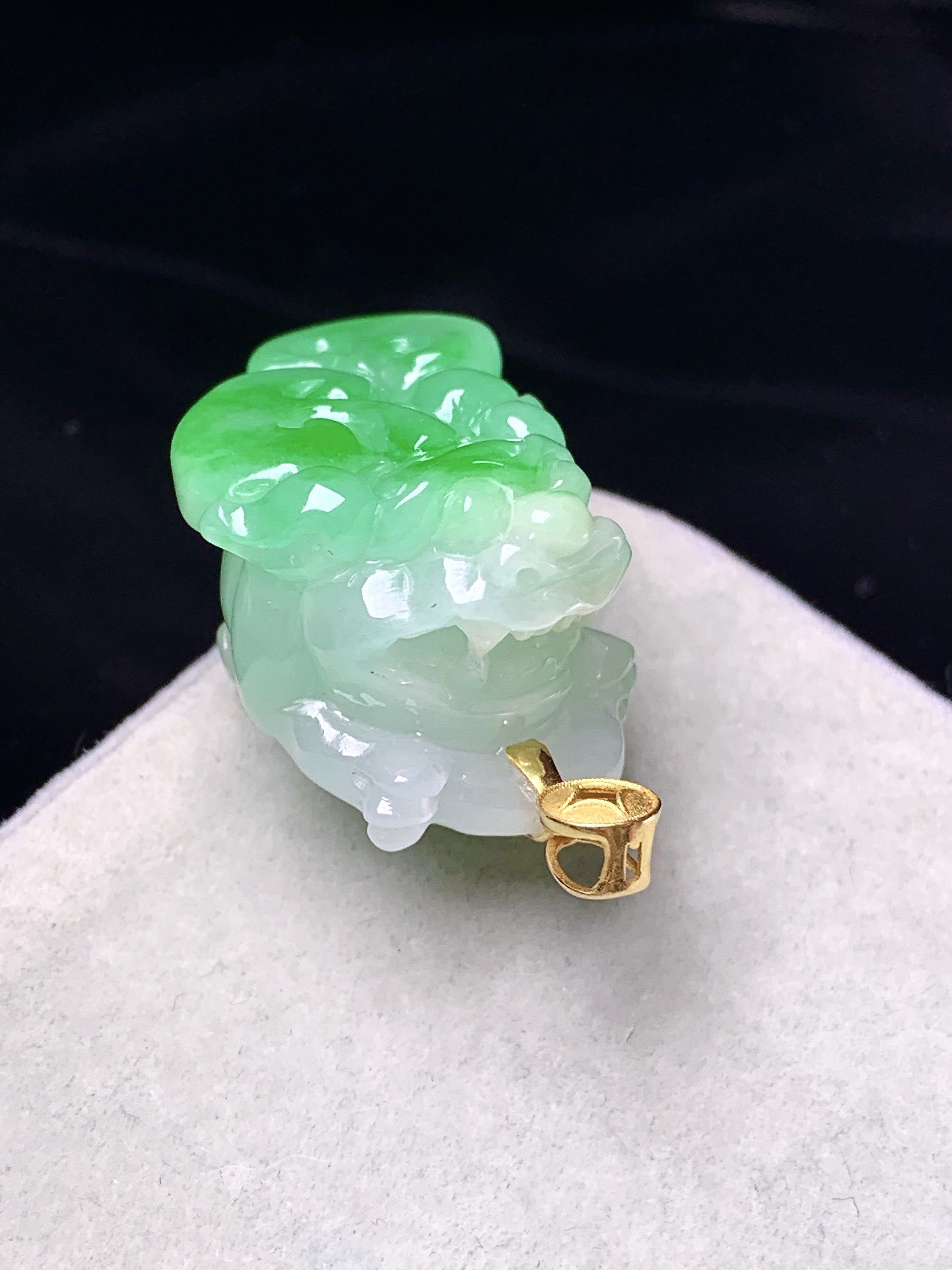 18k金镶嵌飘绿貔貅吊坠 玉质细腻 色泽艳丽清新 整体尺寸35.5*19*17 a5