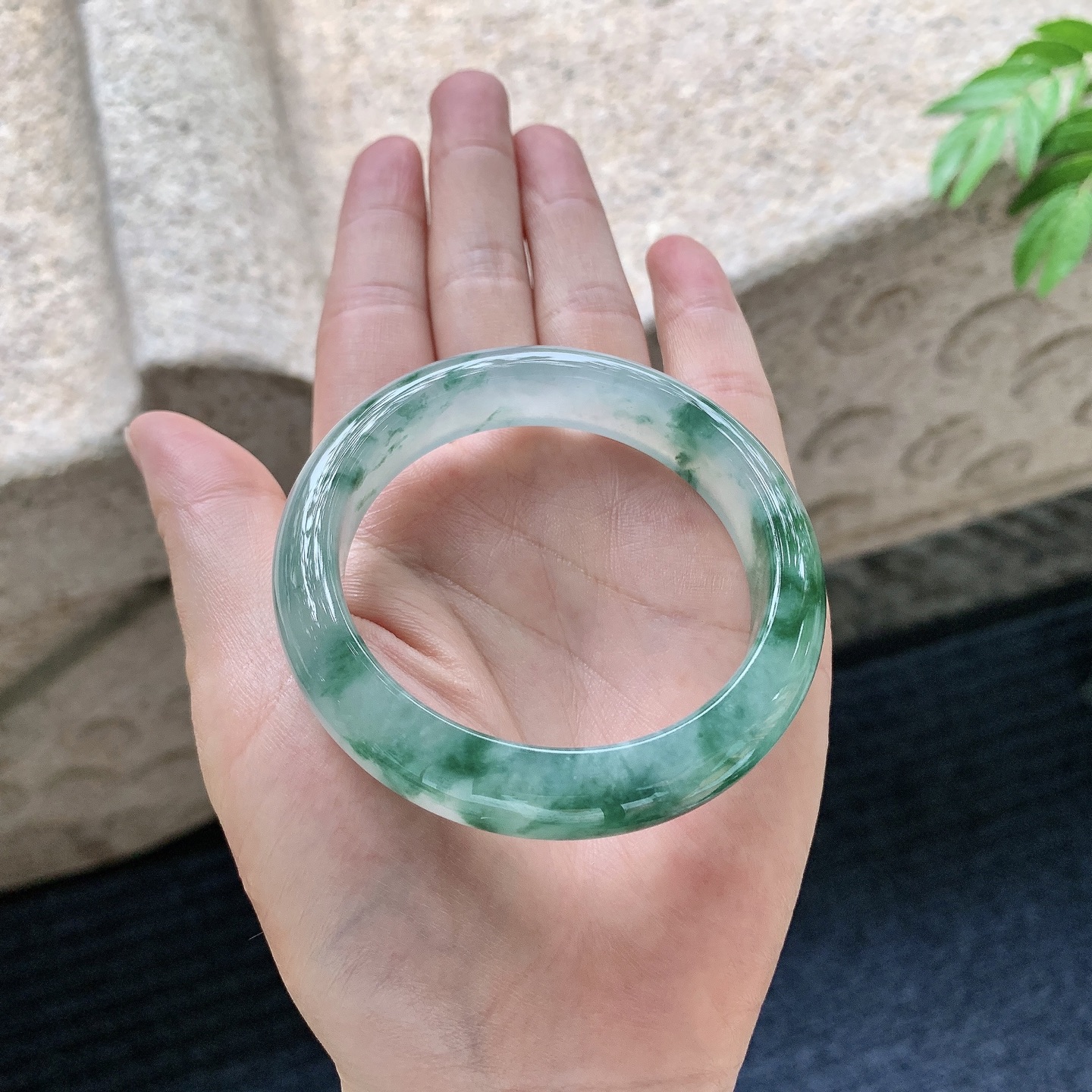 正圈50 51【圈口】51.9/12.4/8.1【编码】W6062803【描述】冰糯飘花，水润，种老，细腻，无裂