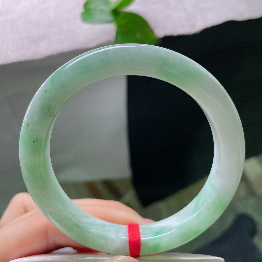 58.7/10.4/8.9，飘绿正圈，有纹，洒乌鸡，清新柳条绿飘花，玉质温润通透，绿意灵动雅致。ss