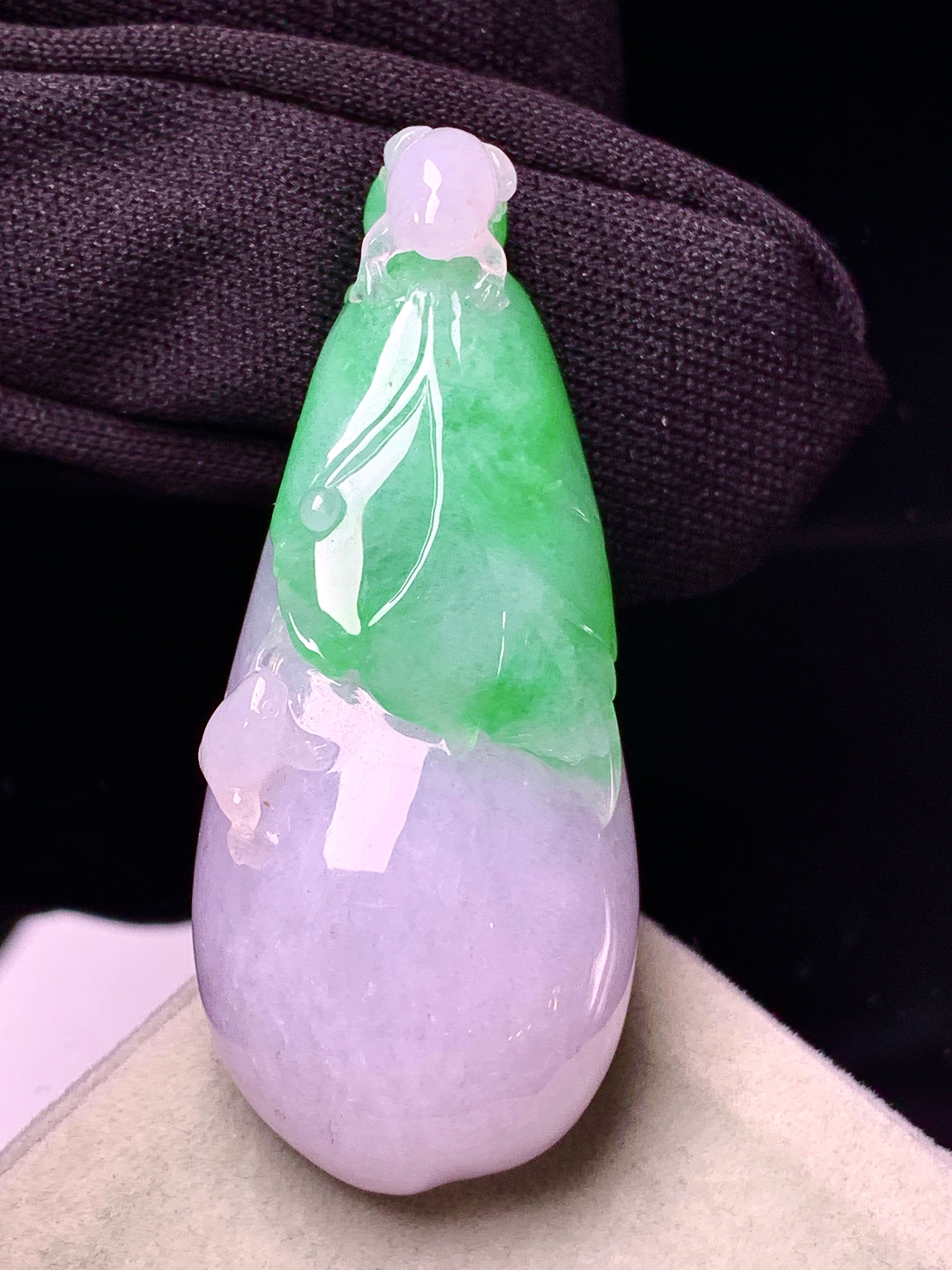 飘绿兰花吊坠 玉质细腻 色泽艳丽清新 整体尺寸50.8*21.5*13.3 w