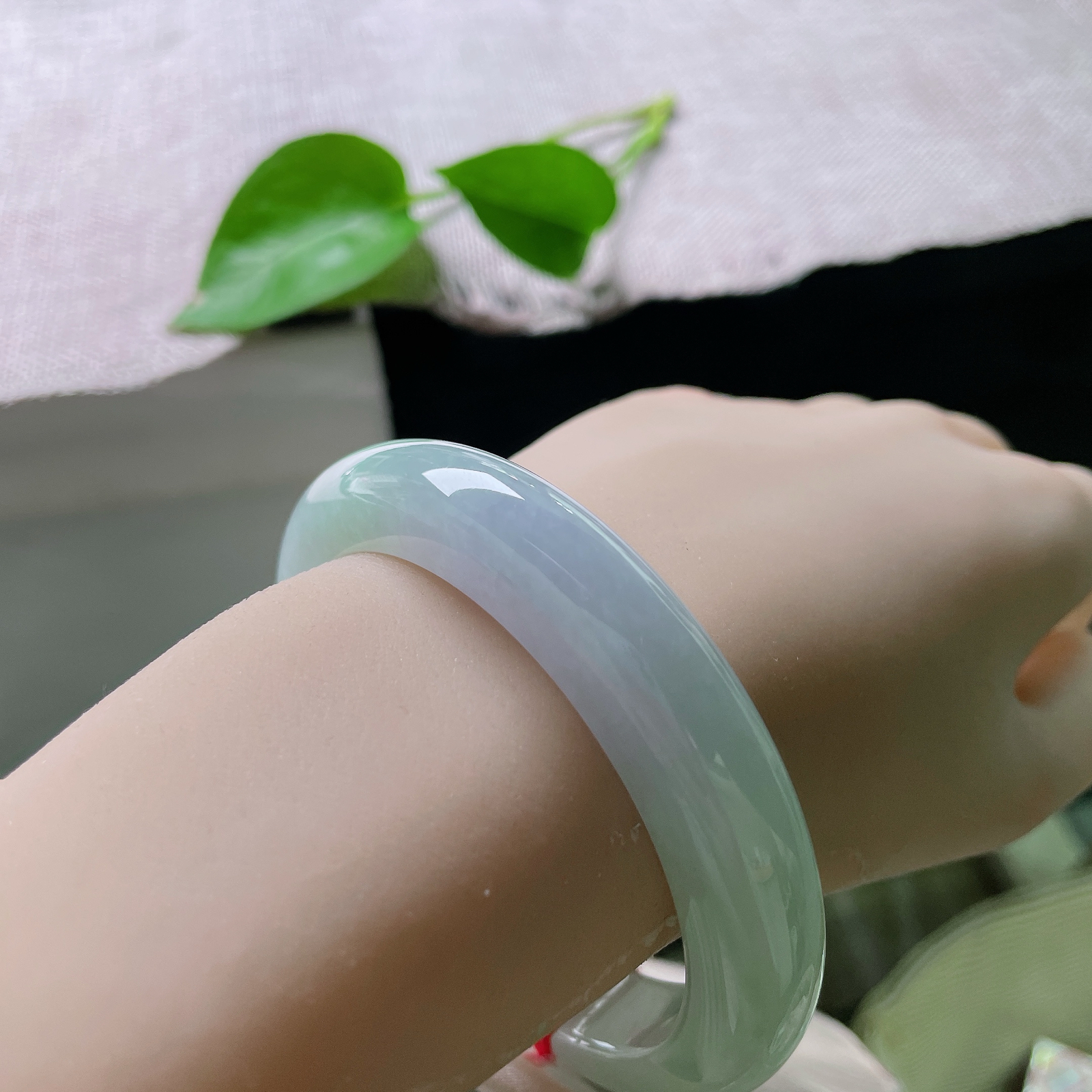 58.7/12.5/9.6，春彩正圈，完美，清润玉镯融淡紫柔绿，一镯藏春，紫翠两相温婉动人!ss51727a