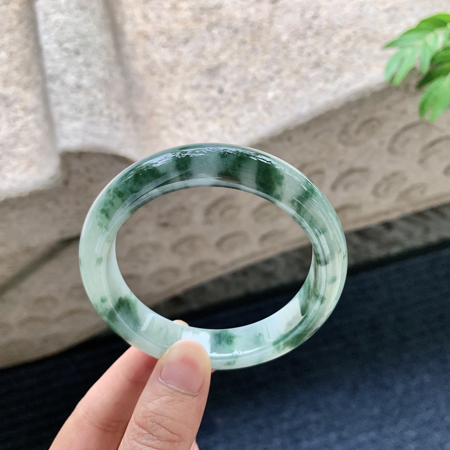 正圈56 57【圈口】57.2/12.9/8.7【编码】WW062812【描述】细糯飘花，水润，种老，细腻，无裂