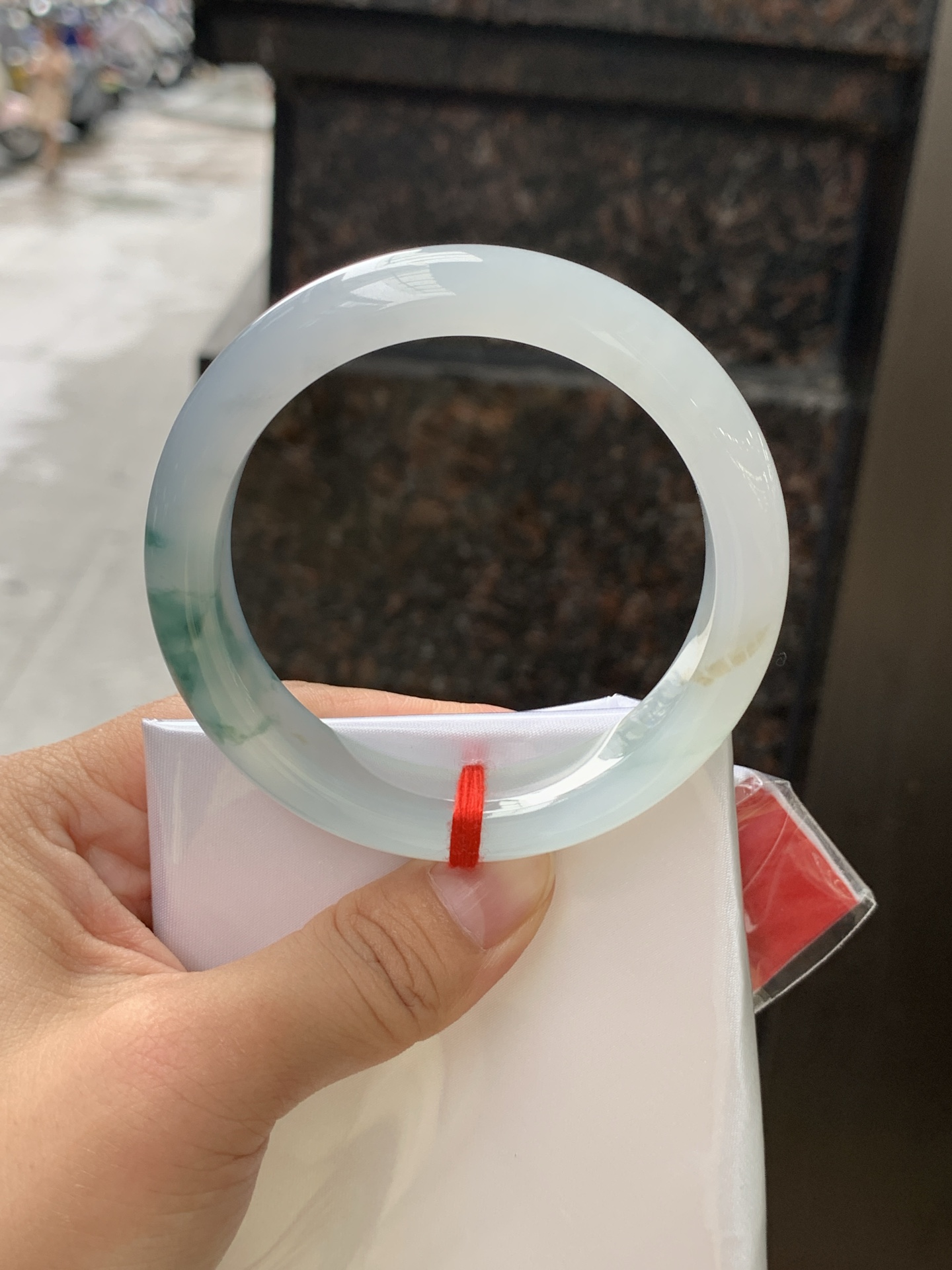 冰飘花正圈 56.5-12.4-8.6 0628-N1102-2 打灯纹裂，底妆胶润细腻，冰底中开出了朵朵兰花，飘花灵动飘逸，勾勒出一幅唯美诗意的山水意境画，古典优雅又秀气