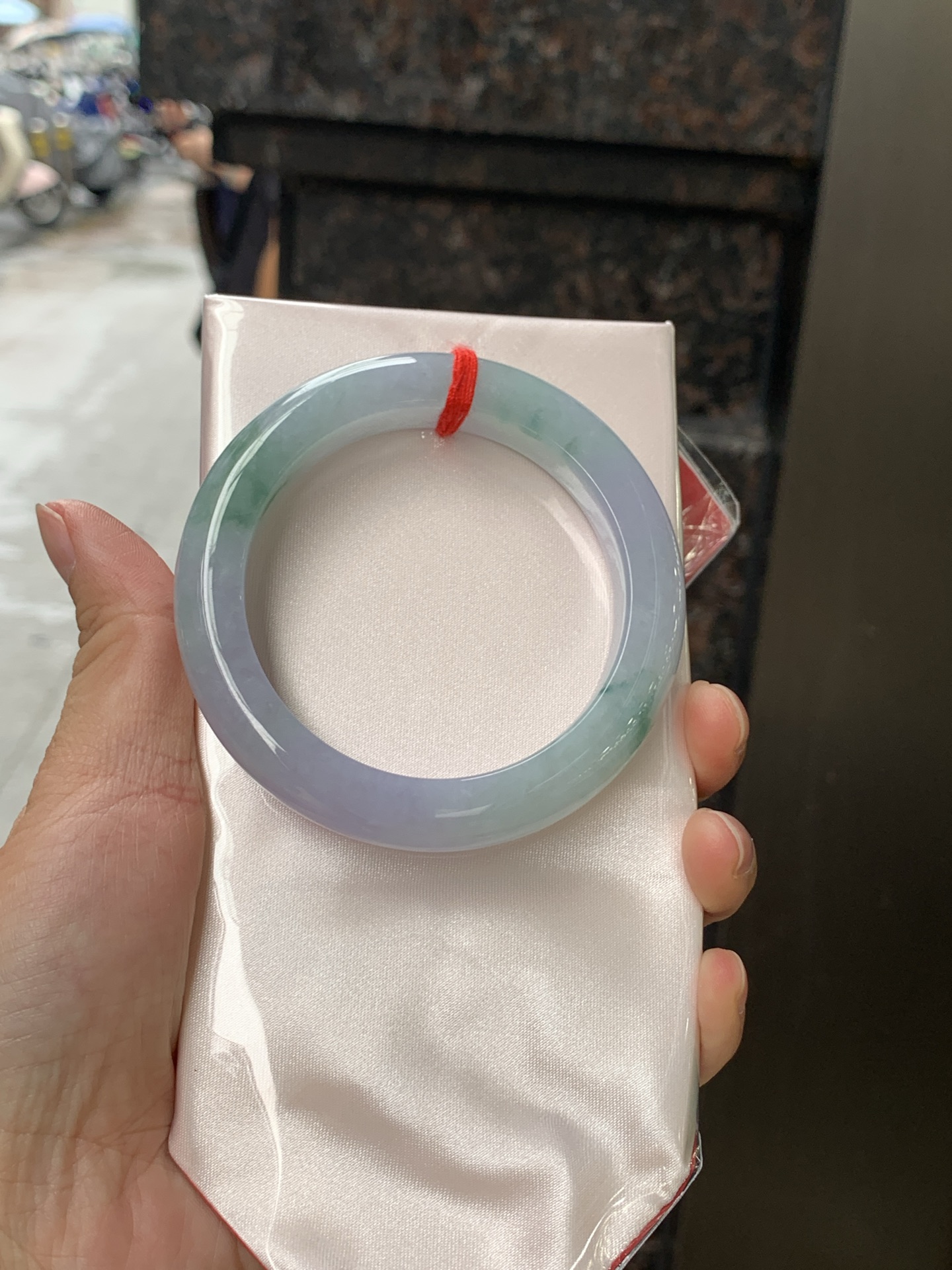 春彩正圈 0628-N930-13 淡紫底色交织果绿底色，底妆细腻温润，色泽自然柔和，一镯双色，韵味独特，日常佩戴超显气质。