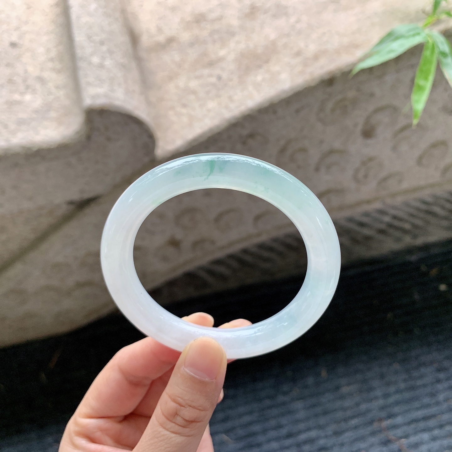 圆条54 55【圈口】54.8/10.2/9.7【编码】C5062825【描述】糯冰飘花，水润，种老，细腻，无裂