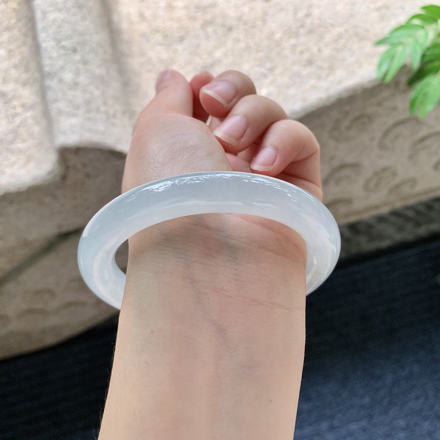 圆条58 59【圈口】59.3/10.4/10.5【编码】C5062820【描述】糯冰底色，水润，种老，细腻，打灯有棉线
