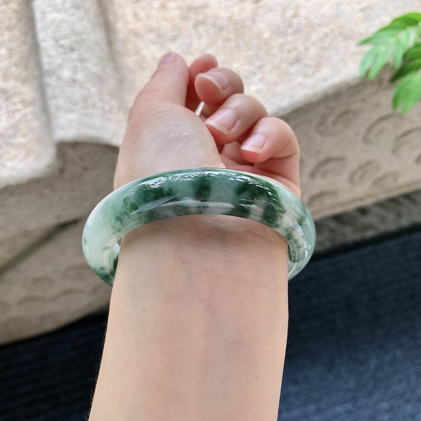 正圈56 57【圈口】57.2/12.9/8.7【编码】WW062812【描述】细糯飘花，水润，种老，细腻，无裂
