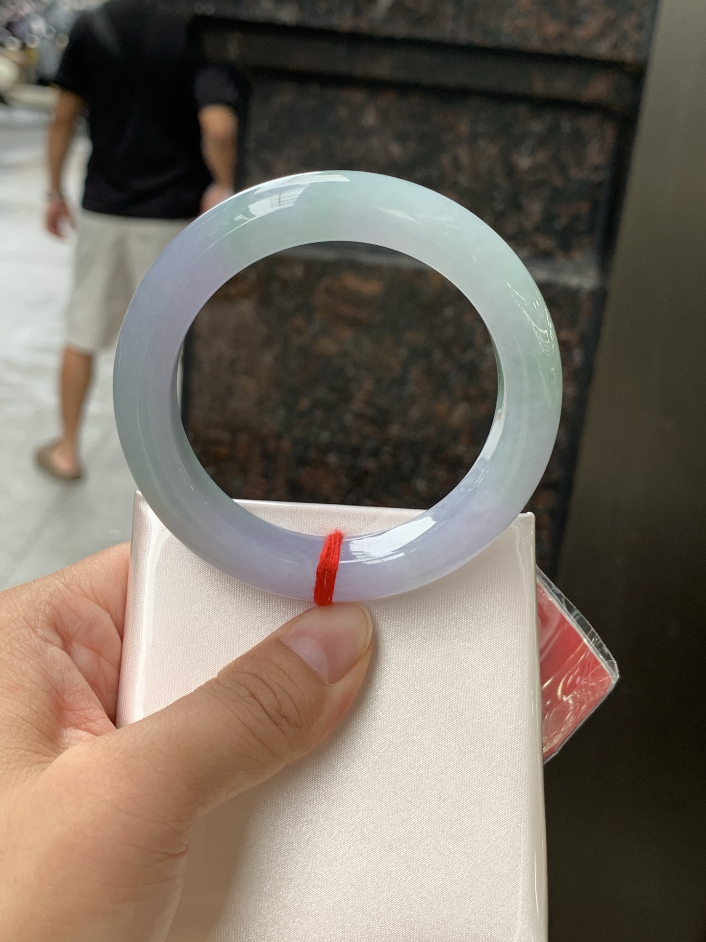春彩正圈 0628-N930-13 淡紫底色交织果绿底色，底妆细腻温润，色泽自然柔和，一镯双色，韵味独特，日常佩戴超显气质。