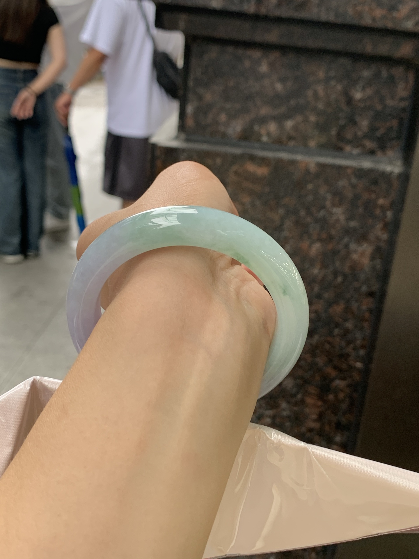 春彩正圈 0628-N930-10 无裂，淡紫底色交织果绿底色，底妆细腻温润，色泽自然柔和，一镯双色，韵味独特，日常佩戴超显气质。