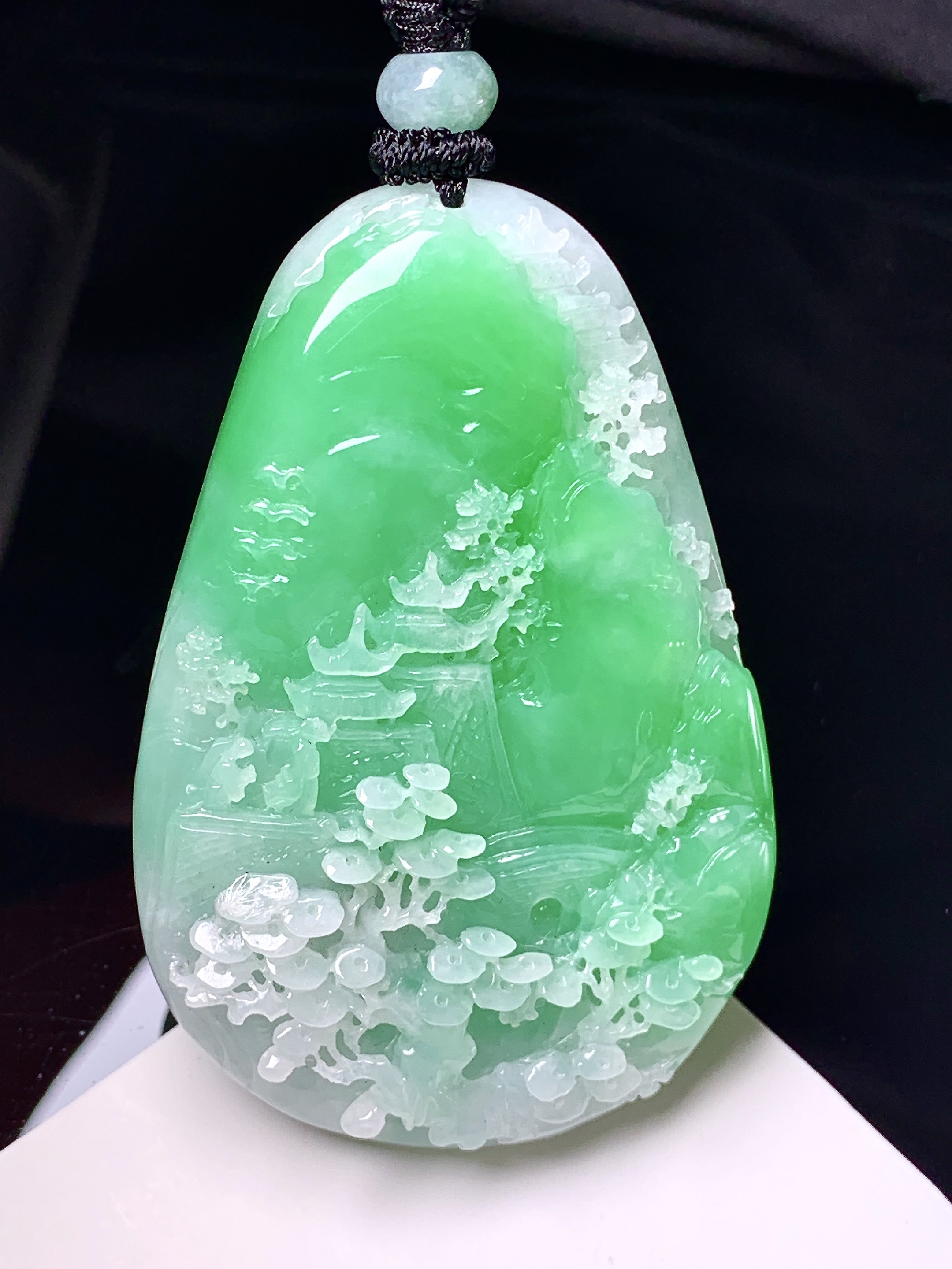 飘绿山水牌子吊坠 玉质细腻 色泽艳丽清新 整体尺寸57.3*37.8*9 w1