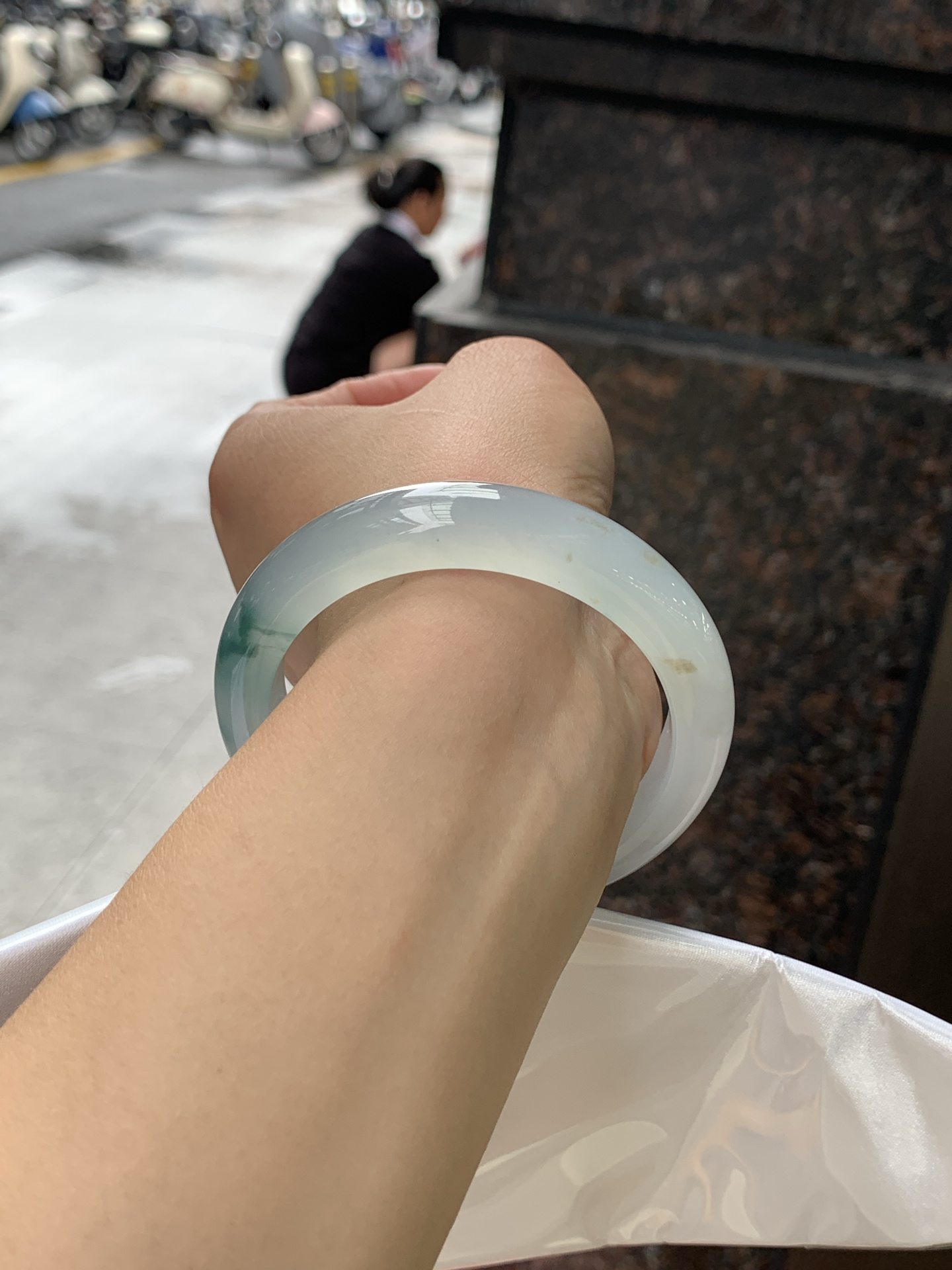 冰飘花正圈 56.5-12.4-8.6 0628-N1102-2 打灯纹裂，底妆胶润细腻，冰底中开出了朵朵兰花，飘花灵动飘逸，勾勒出一幅唯美诗意的山水意境画，古典优雅又秀气
