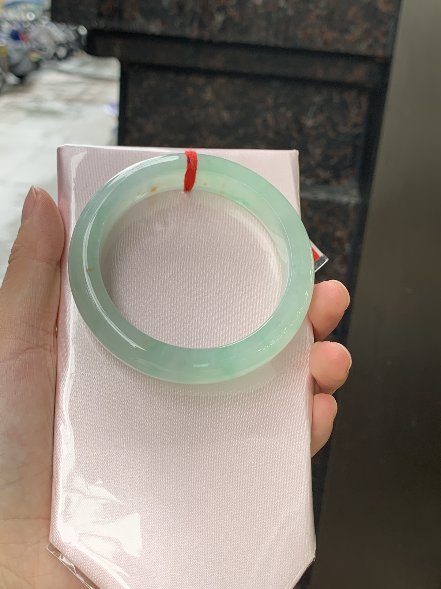 冰绿正圈 56.4-12.2-9 0628-N1099 打灯细纹，飘洒金，底色清透如月光，几抹甜绿飘色灵动飘逸，像春日林间的溪水，清润又治愈。