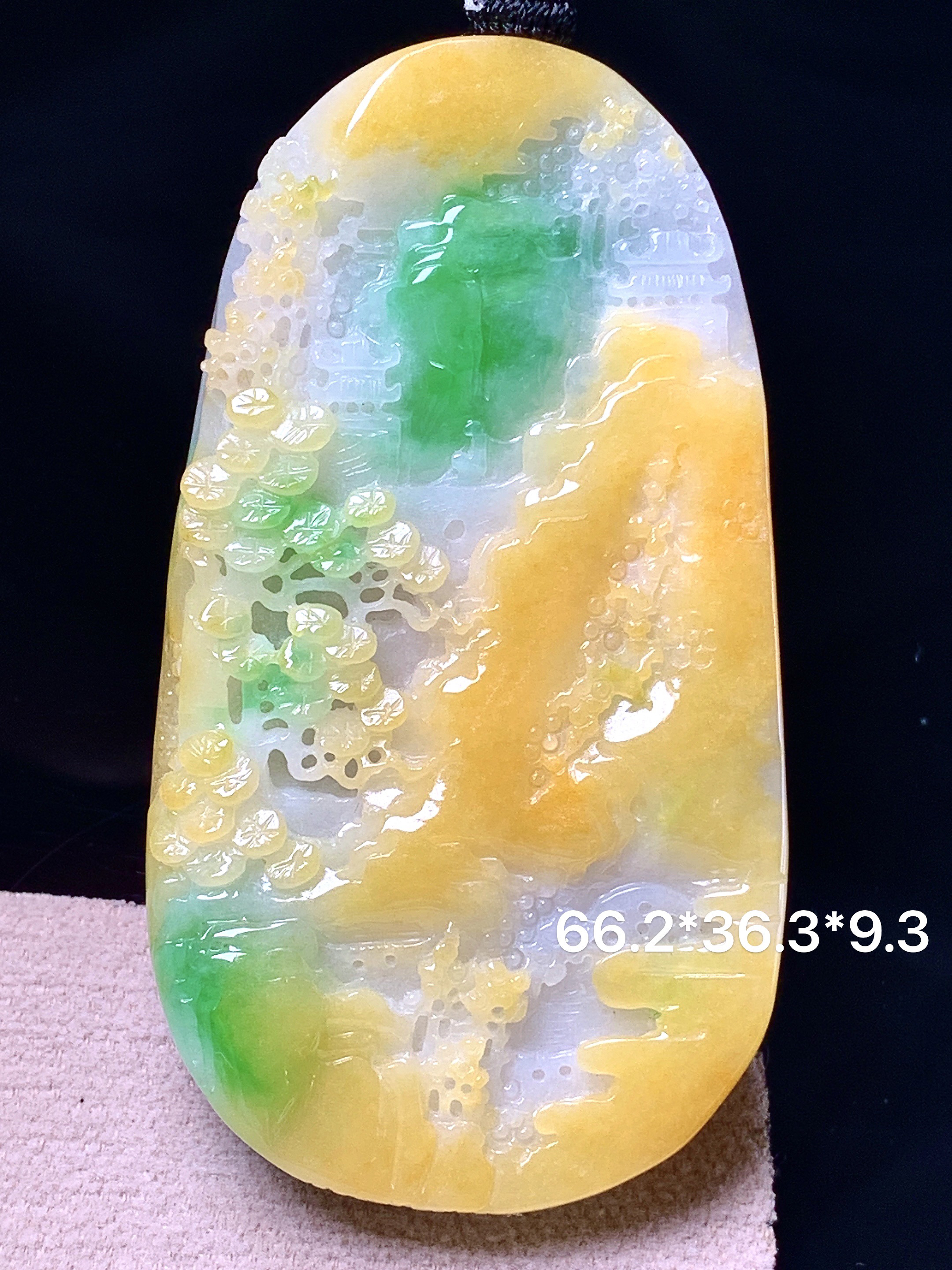 飘黄绿翡山水牌子吊坠 玉质细腻 色泽艳丽清新 整体尺寸66.2*36.3*9.3 w1