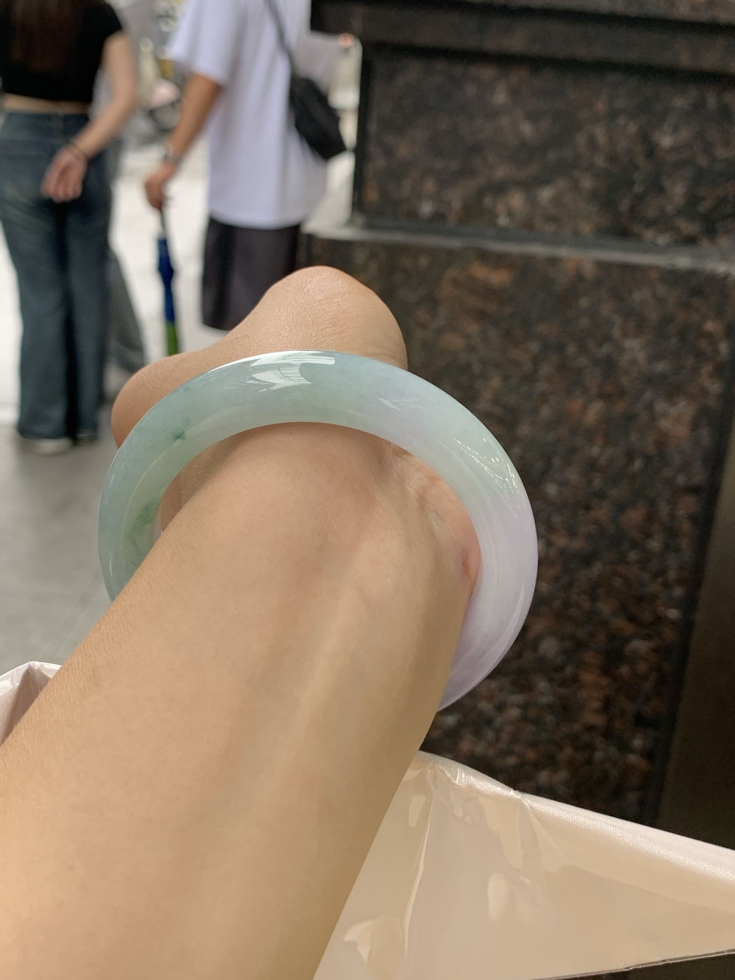 春彩正圈 0628-N930-10 无裂，淡紫底色交织果绿底色，底妆细腻温润，色泽自然柔和，一镯双色，韵味独特，日常佩戴超显气质。