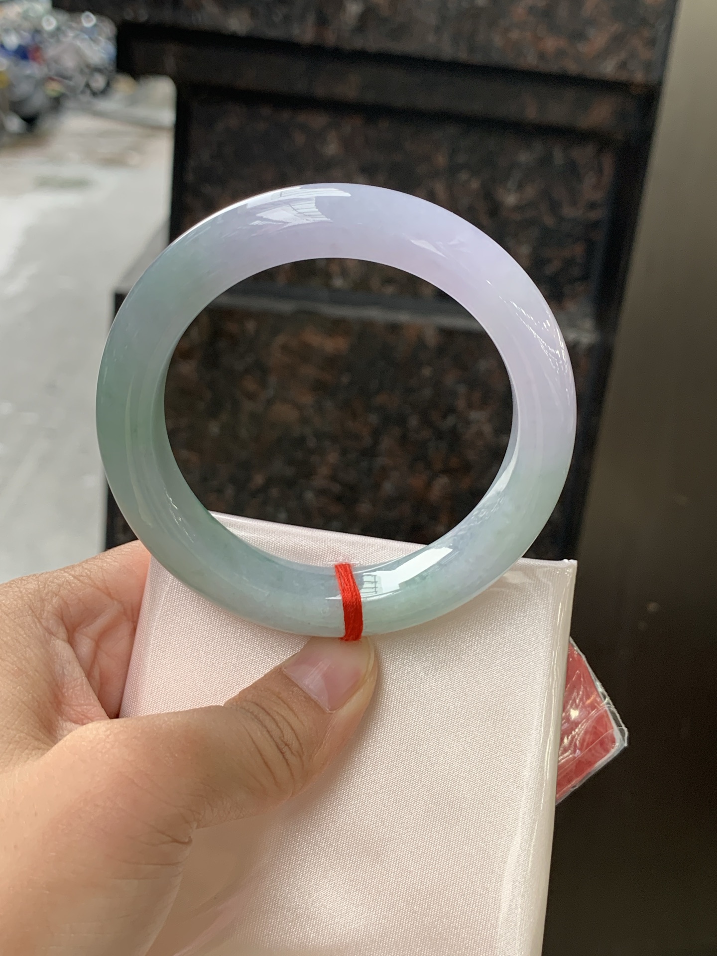 春彩正圈 0628-N930-10 无裂，淡紫底色交织果绿底色，底妆细腻温润，色泽自然柔和，一镯双色，韵味独特，日常佩戴超显气质。