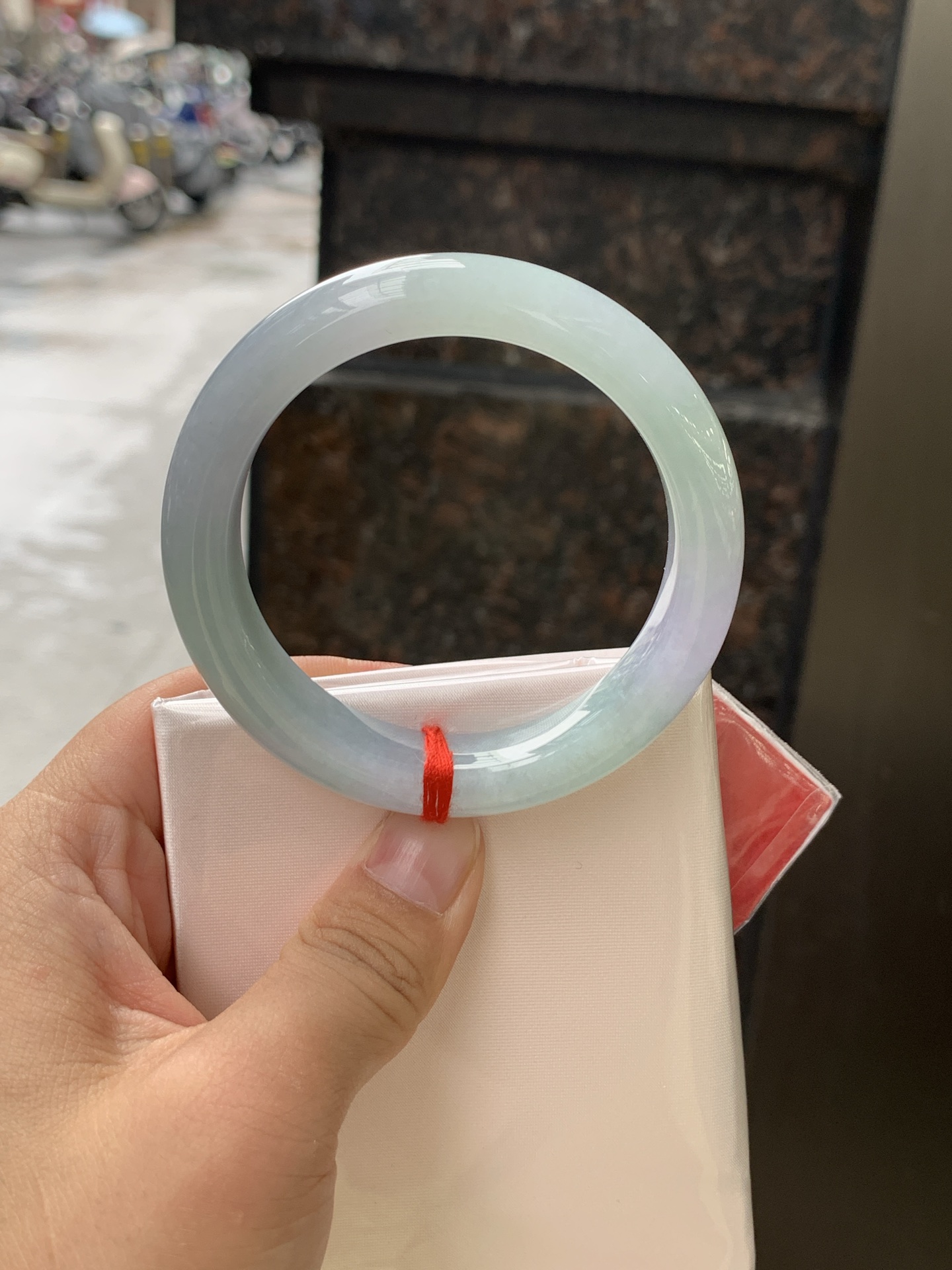 春彩正圈 0628-N930-11 无裂，淡紫底色交织果绿底色，底妆细腻温润，色泽自然柔和，一镯双色，韵味独特，日常佩戴超显气质。
