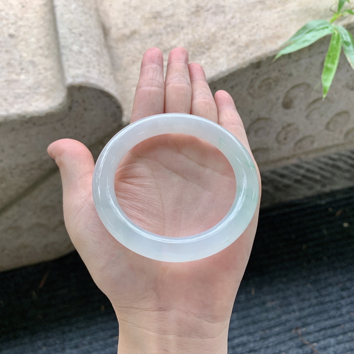 圆条54 55【圈口】54.8/10.2/9.7【编码】C5062825【描述】糯冰飘花，水润，种老，细腻，无裂