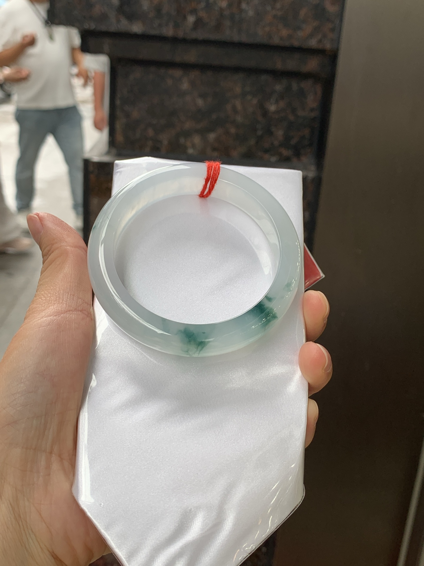 冰飘花正圈 58.2-12.6-9 0628-N1102-1 打灯纹裂，底妆胶润细腻，冰底中开出了朵朵兰花，飘花灵动飘逸，勾勒出一幅唯美诗意的山水意境画，古典优雅又秀气