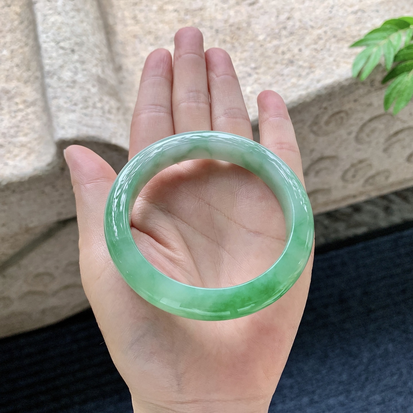 正圈53 54【圈口】54.8/10.7/8.5【编码】WW062808【描述】细糯飘绿，水润，种老，细腻，打灯有絮线