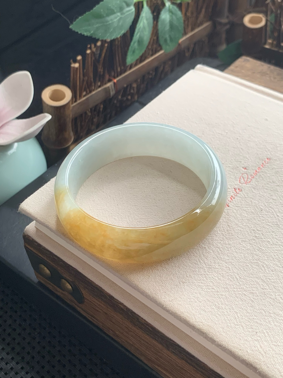 冰润飘黄翡宽版正圈手镯，圈口60.1-18.8-7.3，看到它就不禁联想“春日明媚”这个词。就好似秋日的落叶，这黄翡，似是春光无限，使整个镯子看上去更唯美，飘点点小绿意！更加吸引眼光！超美！完美！超值！
