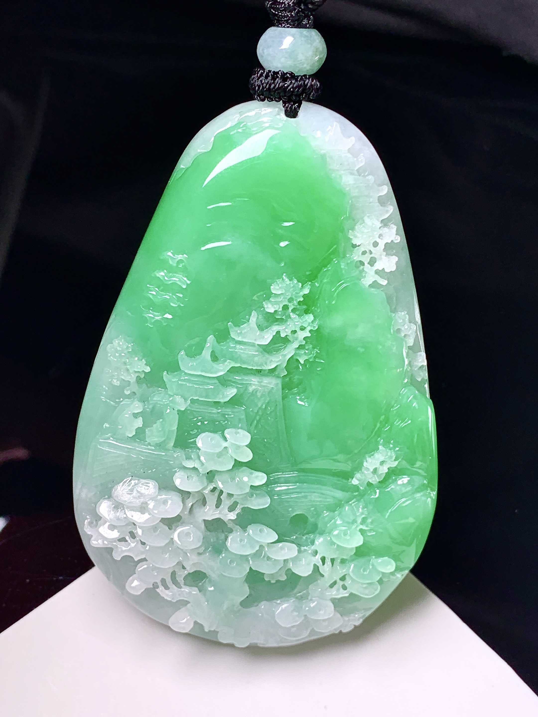 飘绿山水牌子吊坠 玉质细腻 色泽艳丽清新 整体尺寸57.3*37.8*9 w1