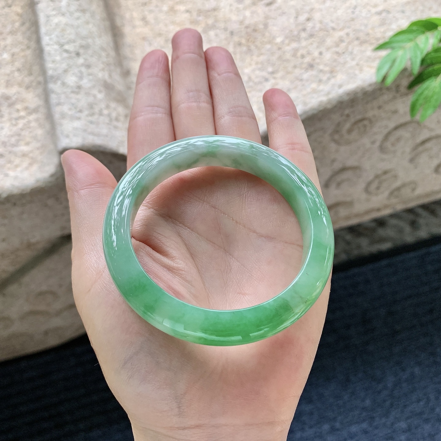 正圈53 54【圈口】54.8/10.7/8.5【编码】WW062808【描述】细糯飘绿，水润，种老