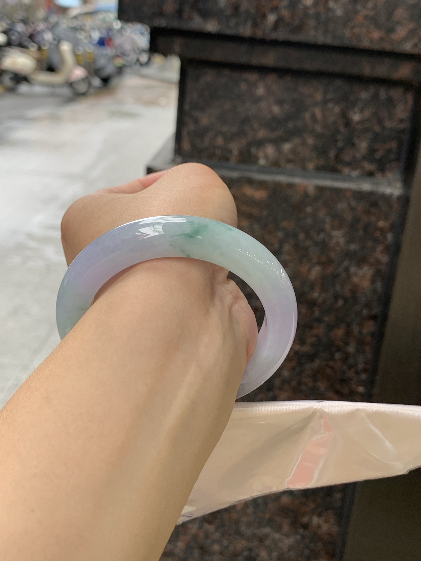 春彩正圈 0628-N930-13 淡紫底色交织果绿底色，底妆细腻温润，色泽自然柔和，一镯双色，韵味独特，日常佩戴超显气质。