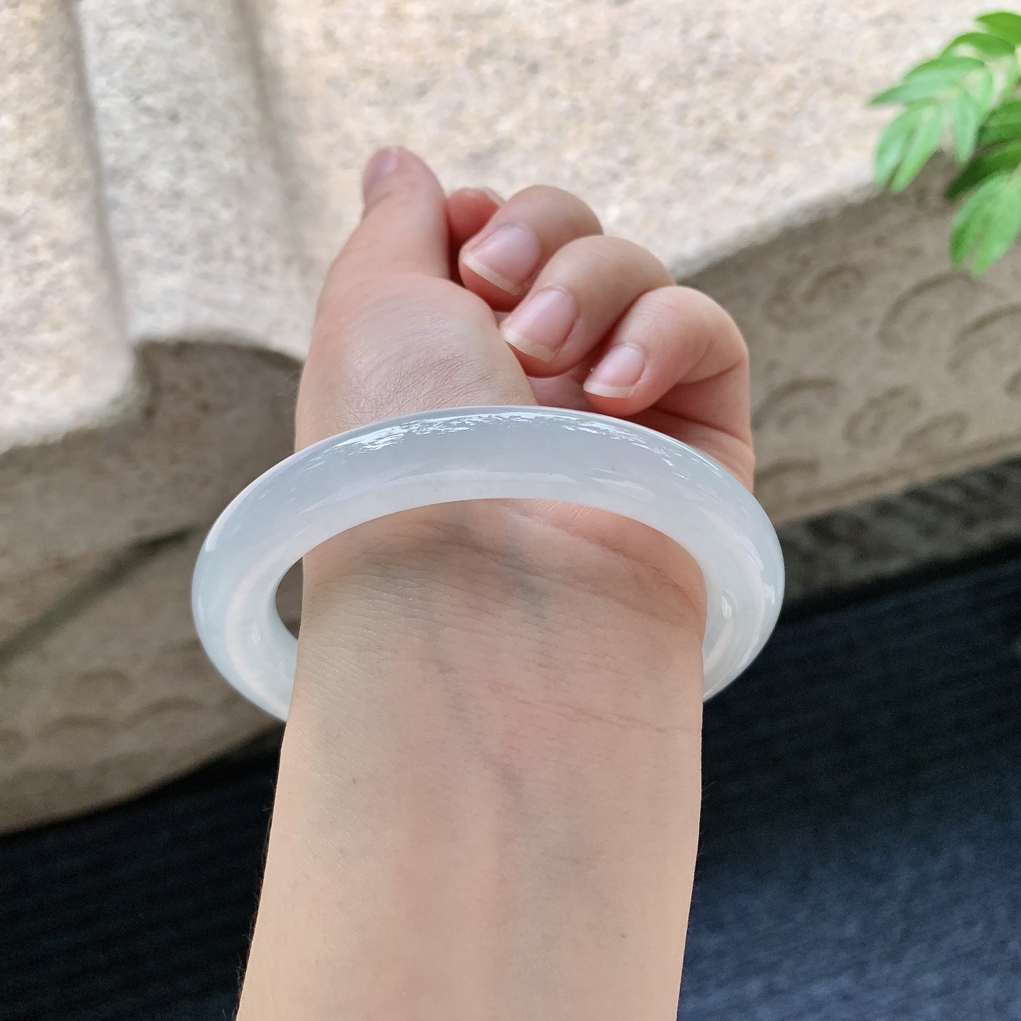 圆条58 59【圈口】59.3/10.4/10.5【编码】C5062820【描述】糯冰底色，水润，种老，细腻，打灯有棉线
