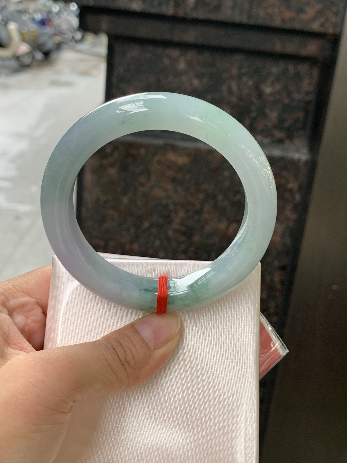 春彩正圈 56.4-12.2-9.7 0628-N930-14 淡紫底色交织果绿底色，底妆细腻温润，色泽自然柔和，一镯双色，韵味独特，日常佩戴超显气质。