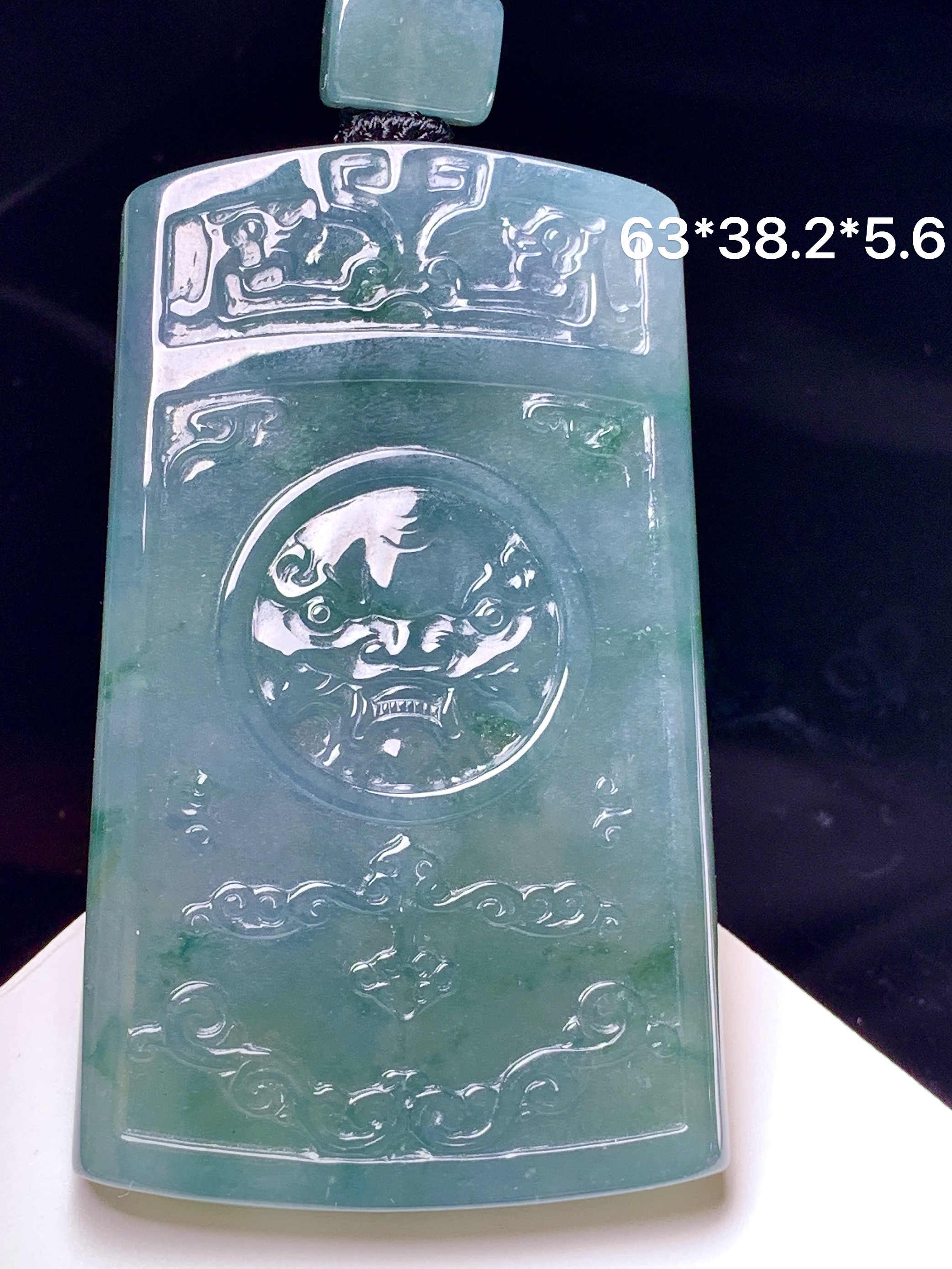 冰飘蓝牌吊坠 玉质细腻 色泽艳丽清新 整体尺寸63*38.2*5.6 L1