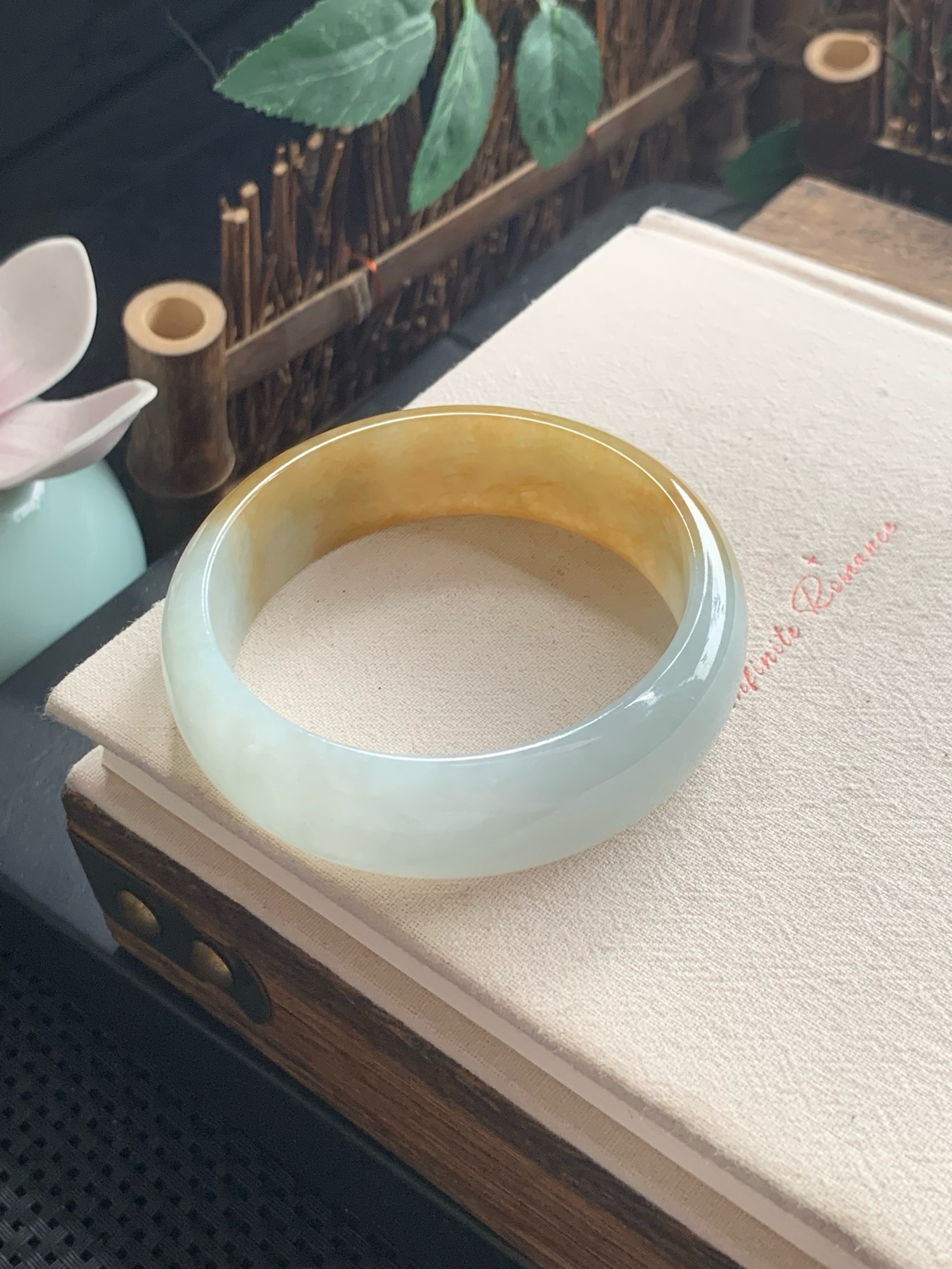 冰润飘黄翡宽版正圈手镯，圈口60.1-18.8-7.3，看到它就不禁联想“春日明媚”这个词。就好似秋日的落叶，这黄翡，似是春光无限，使整个镯子看上去更唯美，飘点点小绿意！更加吸引眼光！超美！完美！超值！